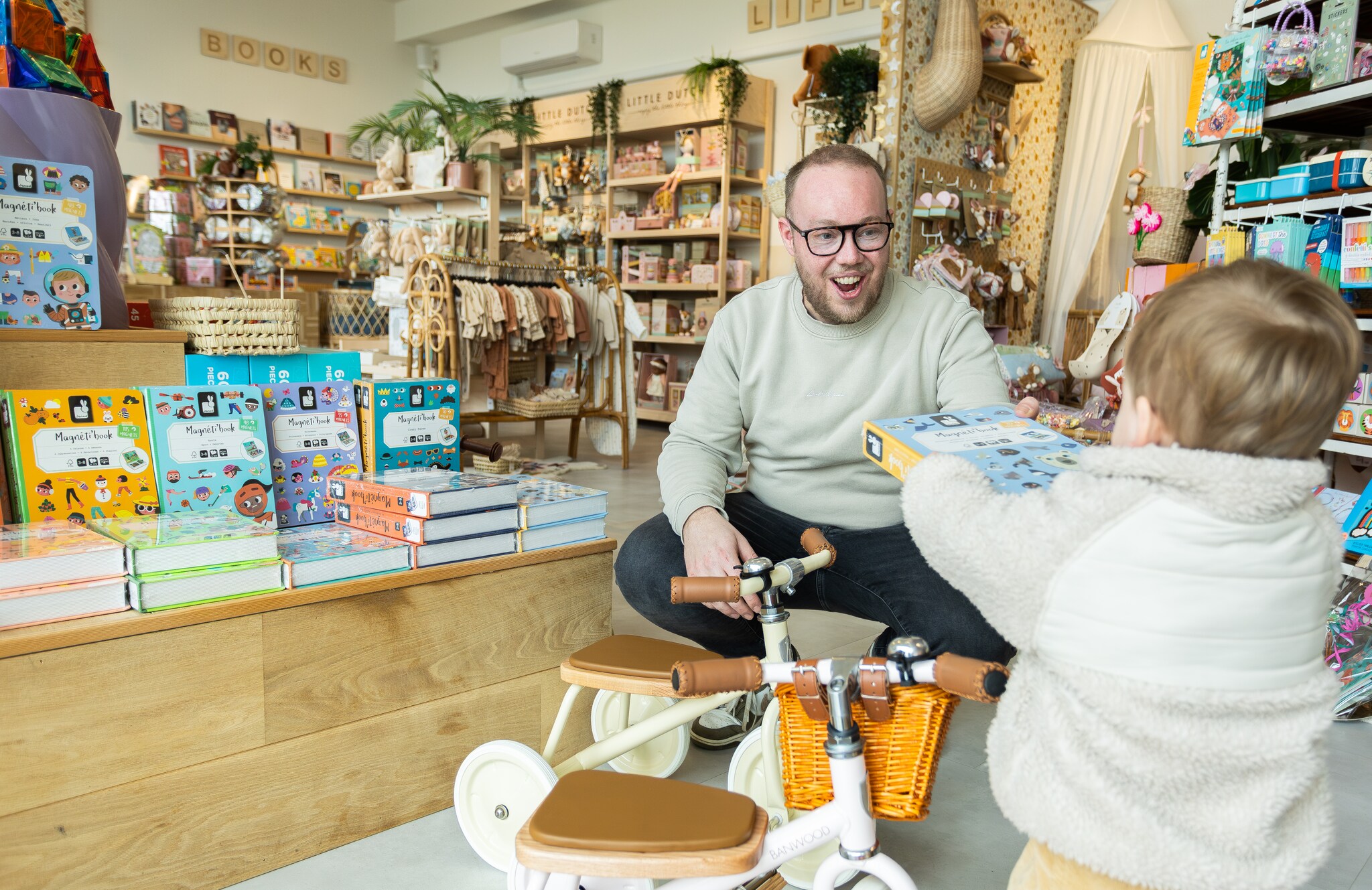 Een magneetboek, dat wil de 1-jarige Mats wel eens zien. Een magneetboek, dat wil de 1-jarige Mats wel eens zien. Foto: Kelly Thans