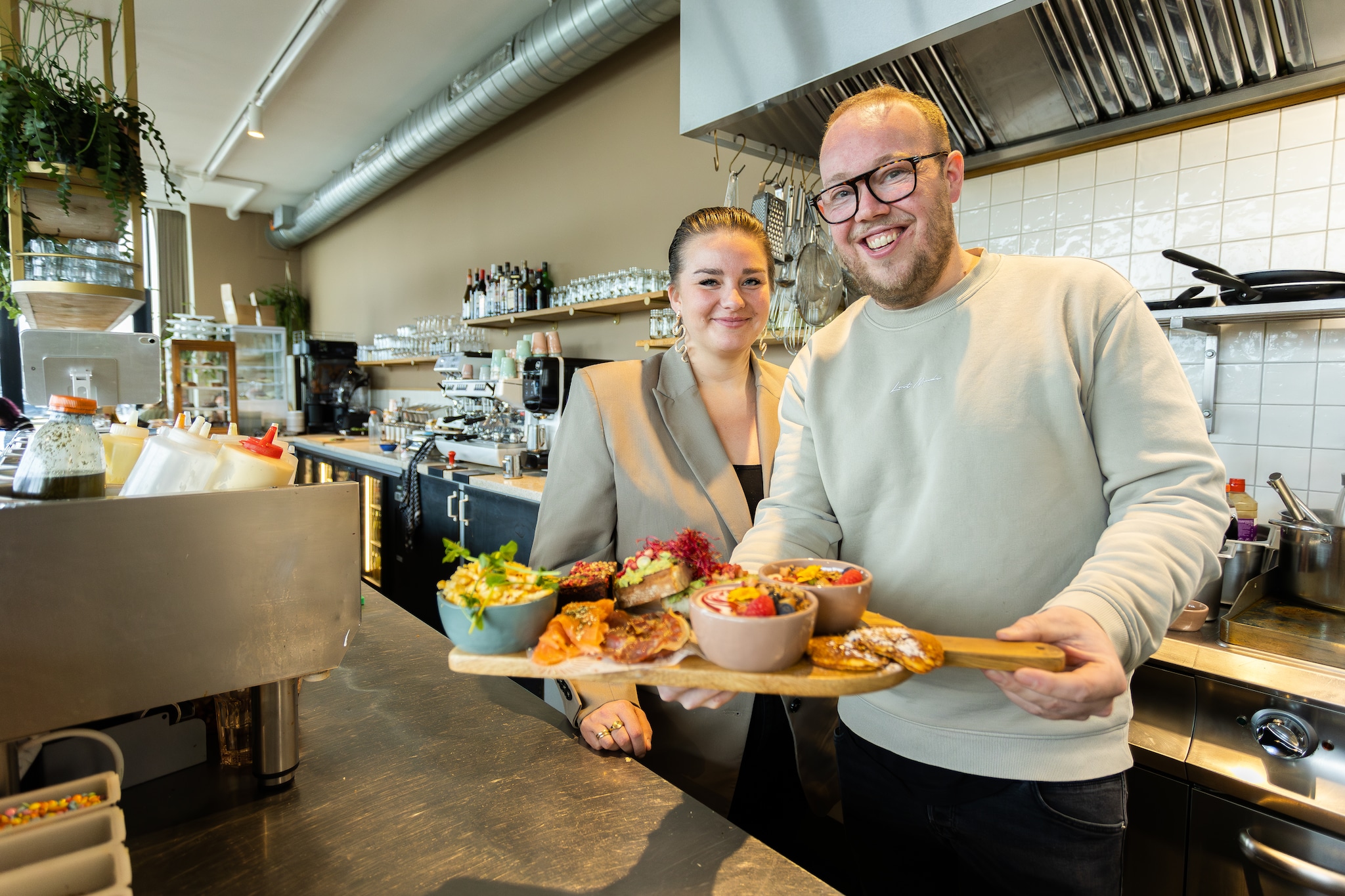 Eliza en Joey zijn ook eigenaren van restaurant Liefs Lies. Eliza staat in de keuken, Joey helpt in de bediening. Kelly Thans