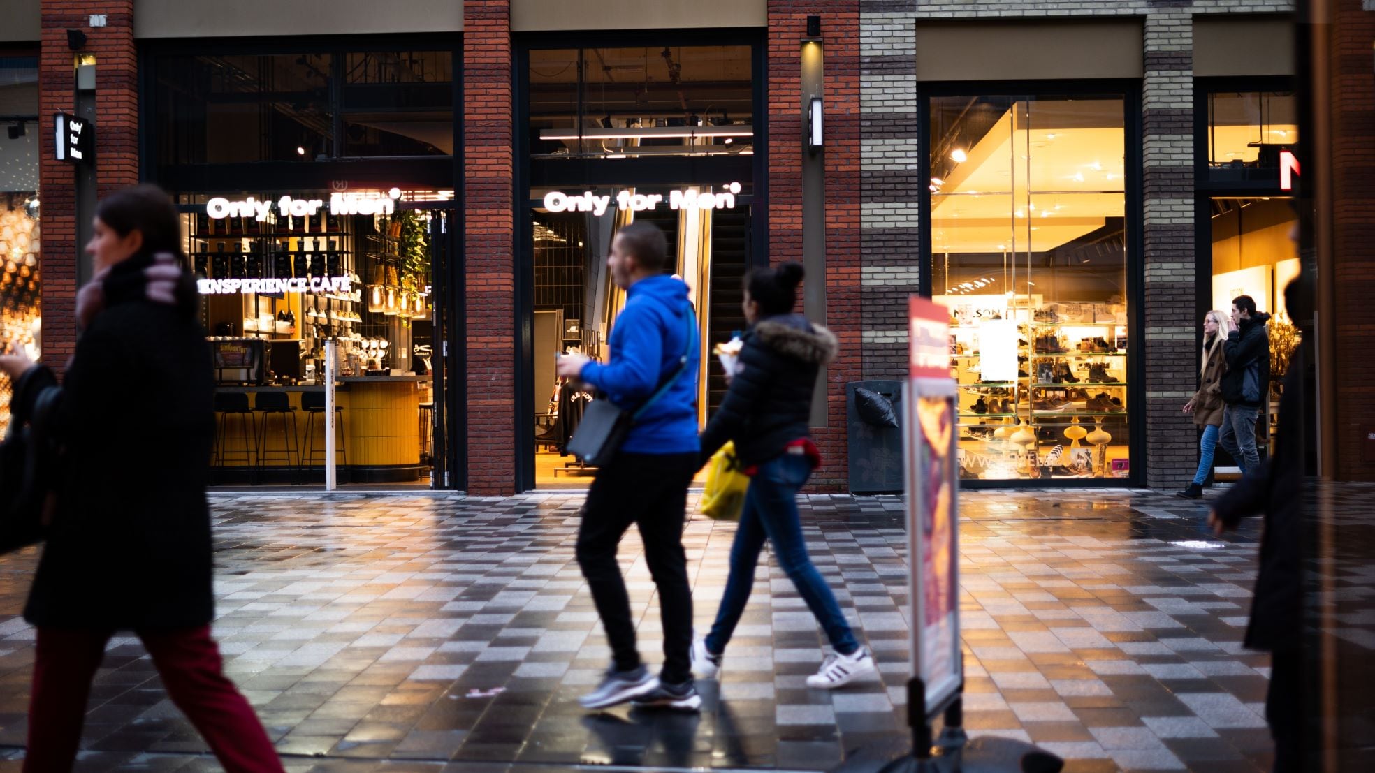 Een regenachtige winkelstraat in Nieuwegein. Een regenachtige winkelstraat in Nieuwegein. Foto: Shutterstock