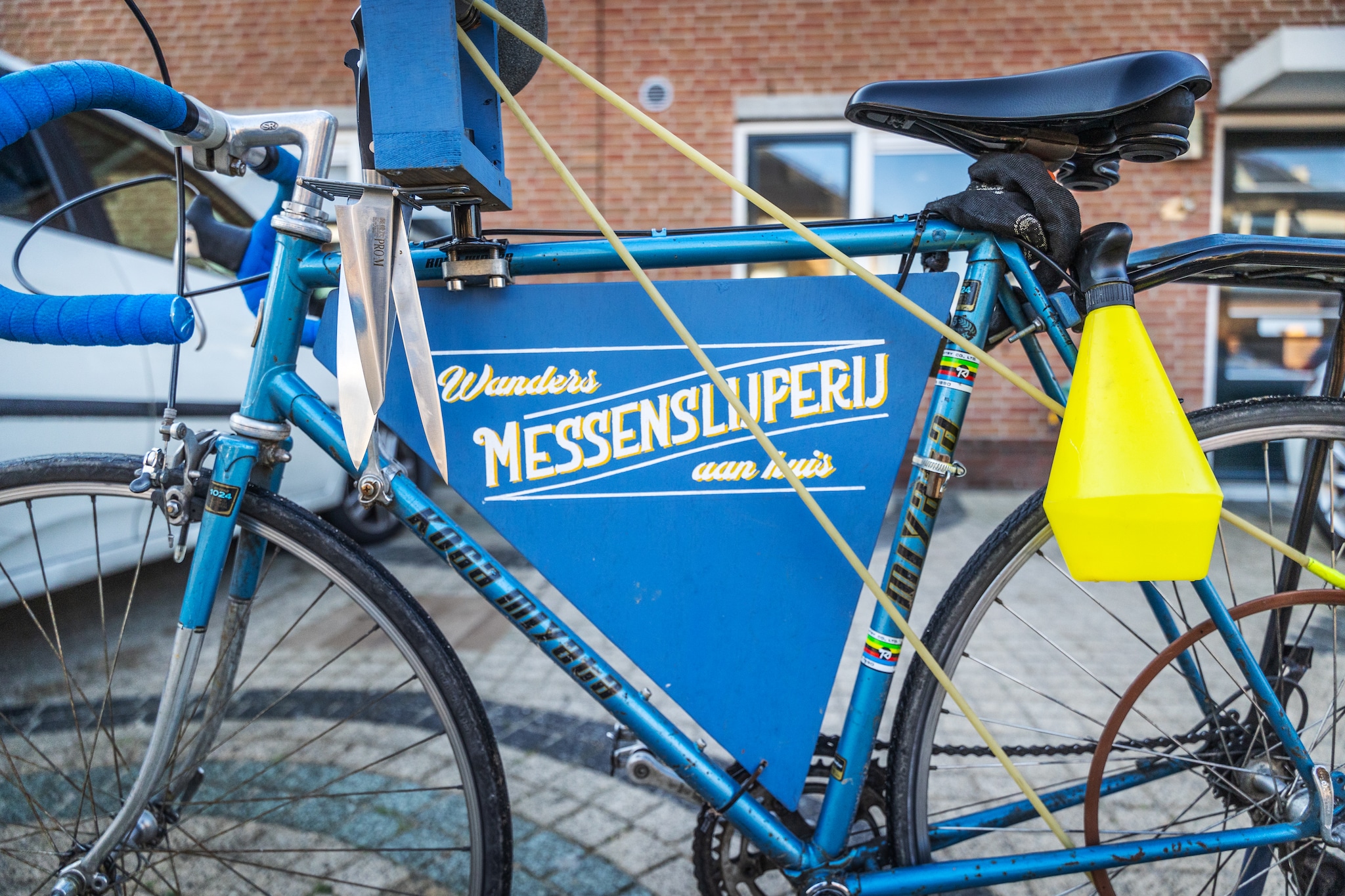 De fiets bouwde hij zelf om tot messenslijperij. De messenslijperij op twee wielen. Foto: Nico Schouten