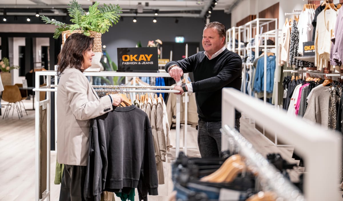 Edward van Dijk in zijn Okay-winkel in Raalte Edward van Dijk in zijn winkel in Raalte Foto: Lenneke Ligmont