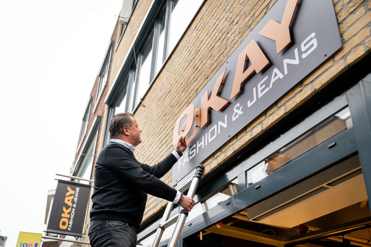 Edward van Dijk van Okay Fashion &amp; Jeans De winkel in Raalte is pas net open Foto: Lenneke Ligmont