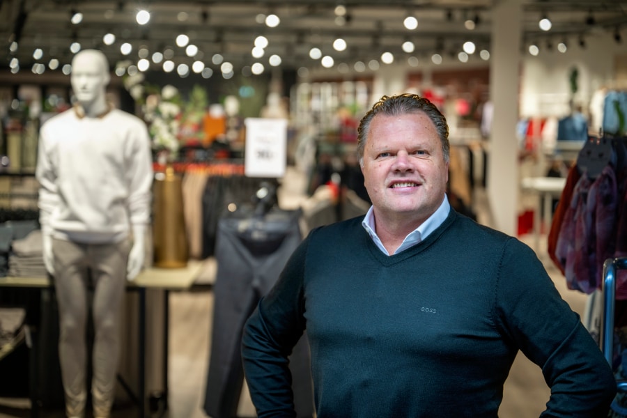 Edward van Dijk in zijn Okay-winkel in Raalte