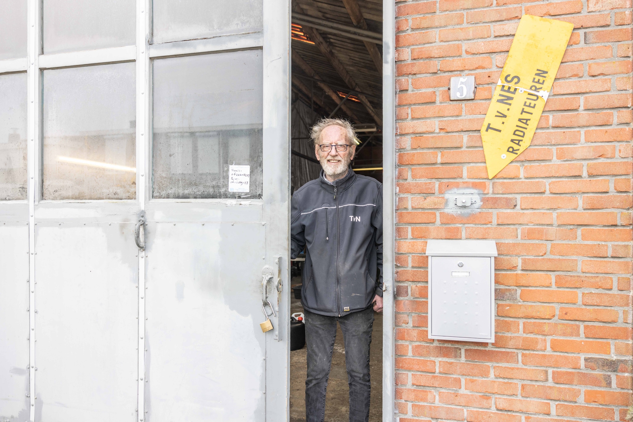 Teunis van Nes in de deuropening van het pand waarin nu de werkplaats is gevestigd. Teunis van Nes in de deuropening van het pand waarin nu de werkplaats is gevestigd. Foto: Marcelle Davidse