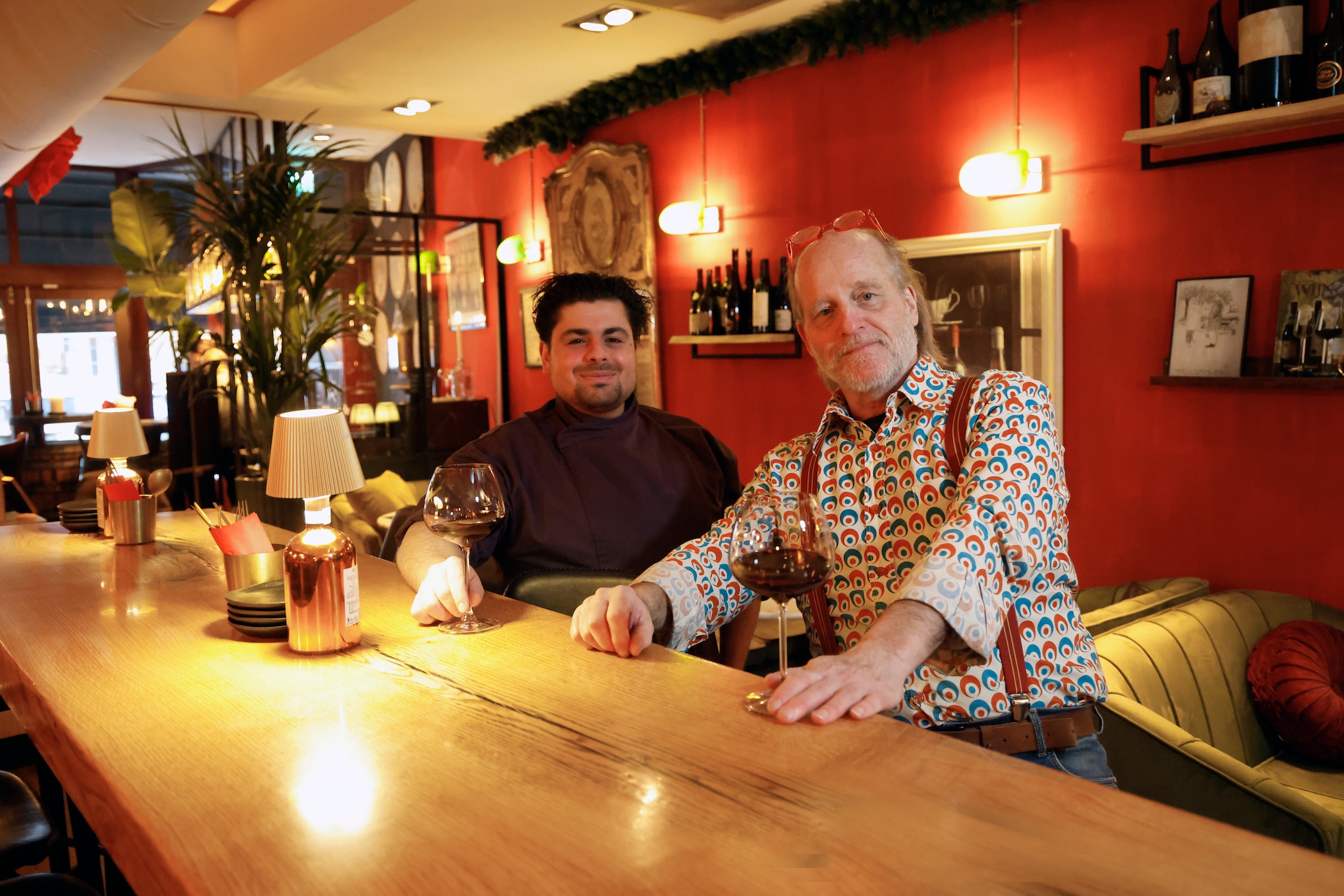 Bart Broshuis (rechts) en compagnon Pascal Muller in wijnbar de Winetable in de Biltstraat. Bart Broshuis (rechts) en compagnon Pascal Muller in wijnbar de Winetable. Foto: Ruud Voest