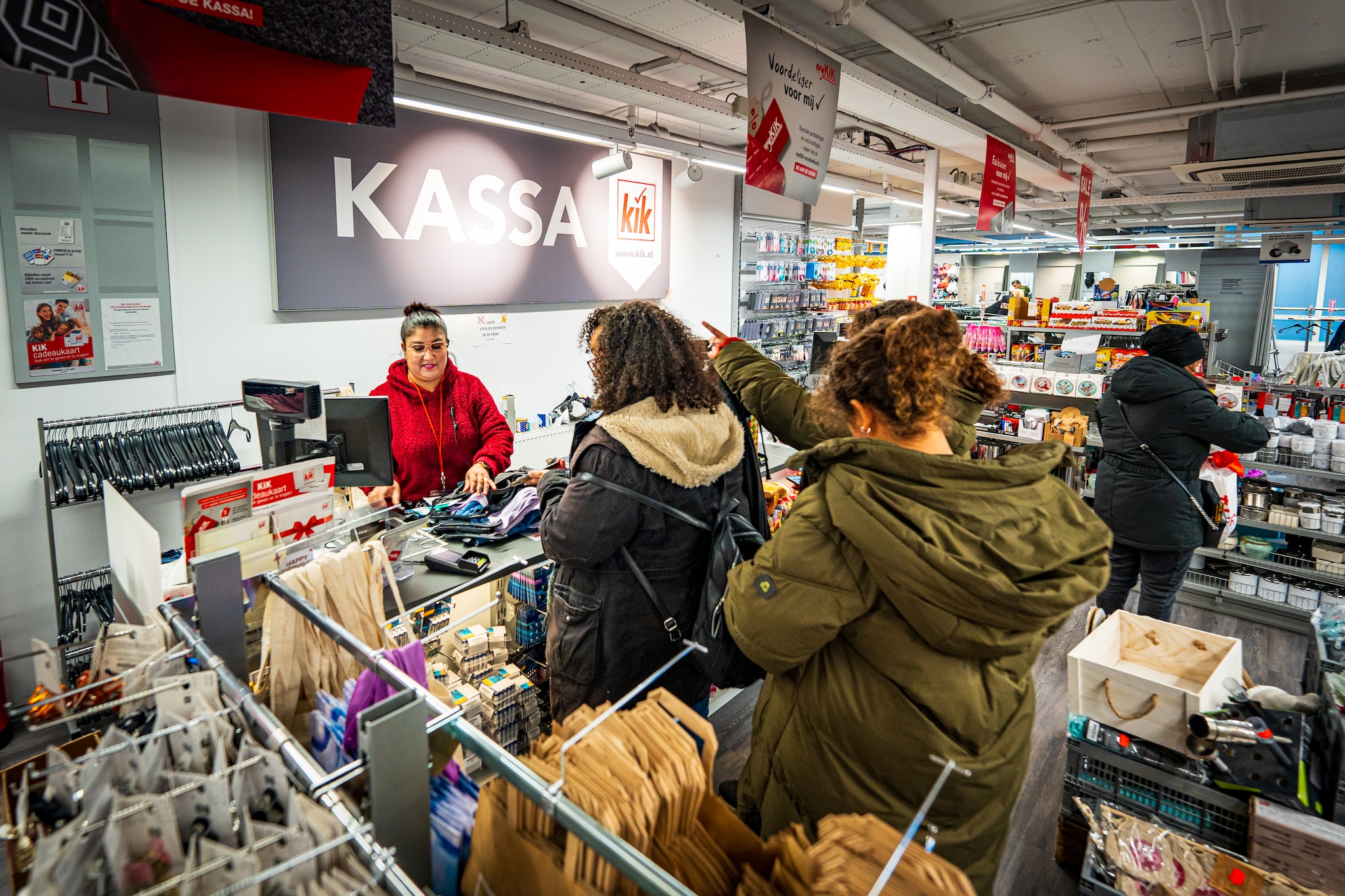 ‘Action is een concurrent, maar in tegenstelling tot die winkel verkopen wij ook kleding’, zegt directeur Philipoom ‘Action is een concurrent, maar in tegenstelling tot die winkel verkopen wij ook kleding’, zegt directeur Philipoom Foto: Killian Lindenburg