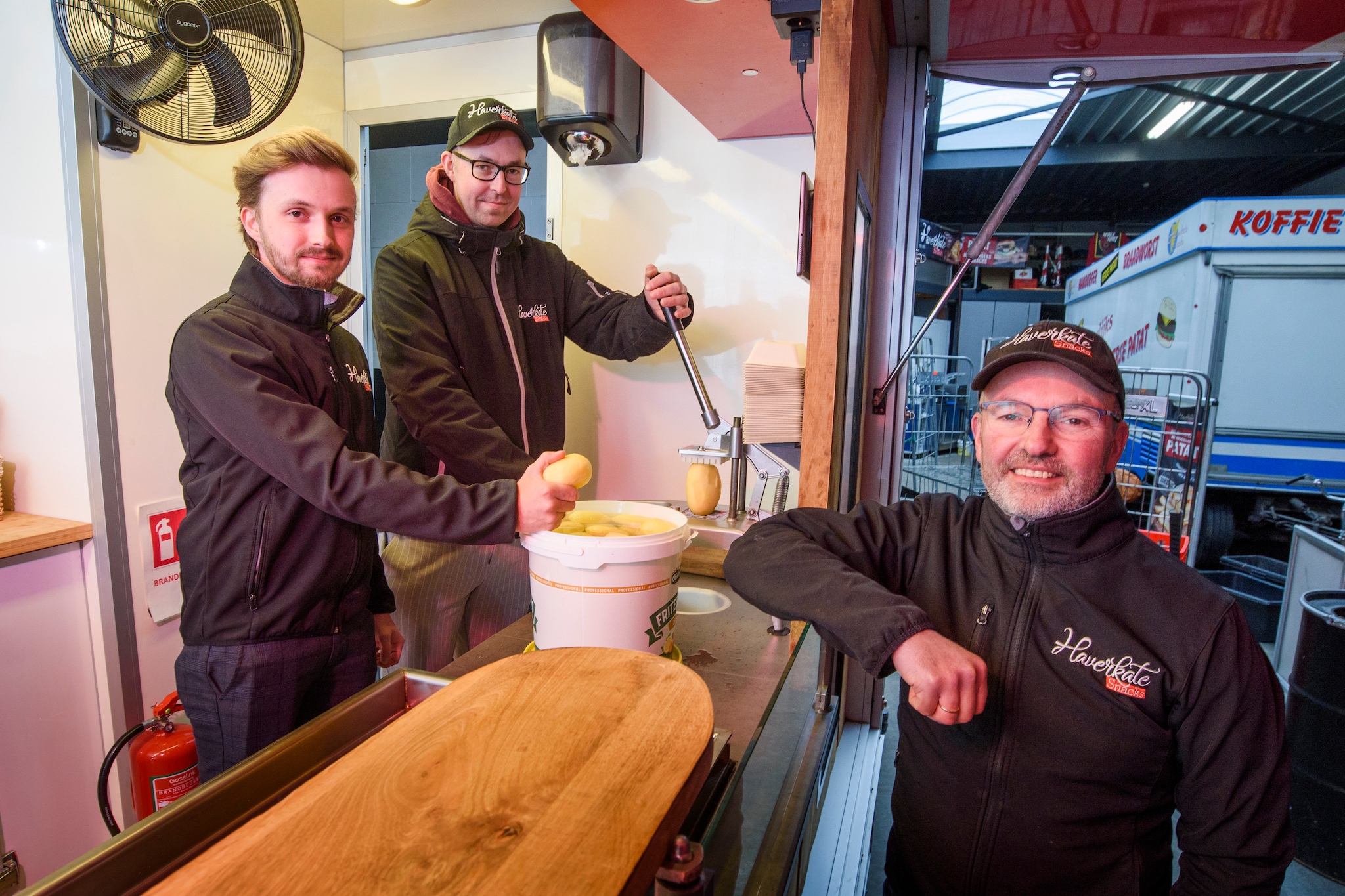 Tigo (links) en Bjorn in de evenementenwagen van Haverkate Snacks die de komende tijd weer aanwezig is tijdens het carnaval in hun woonplaats Losser, vader Bart rechts. Tigo (links) en Bjorn in de evenementenwagen van Haverkate Snacks die de komende tijd weer aanwezig is tijdens het carnaval in hun woonplaats Losser, vader Bart rechts. Foto: Reinier van Willigen