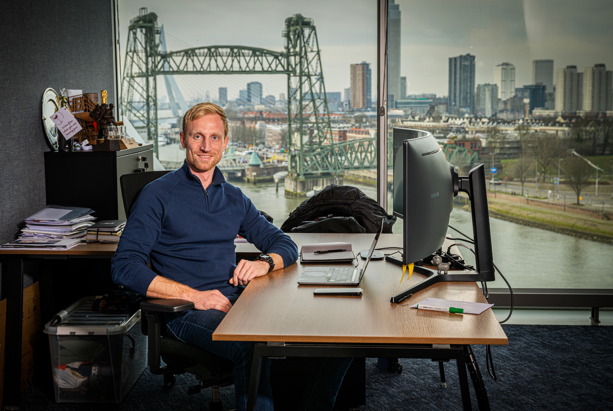 Nick Hillebrand, ceo van JEX, achter zijn bureau. Het voormalige Unilever-hoofdkantoor dat zo karakteristiek over de Maas uitsteekt, is zijn thuisbasis. Nadeel is wel dat de helft van het bouwwerk leeg staat. Nick Hillebrand, ceo van JEX, achter zijn bureau. Foto: Frank de Roo