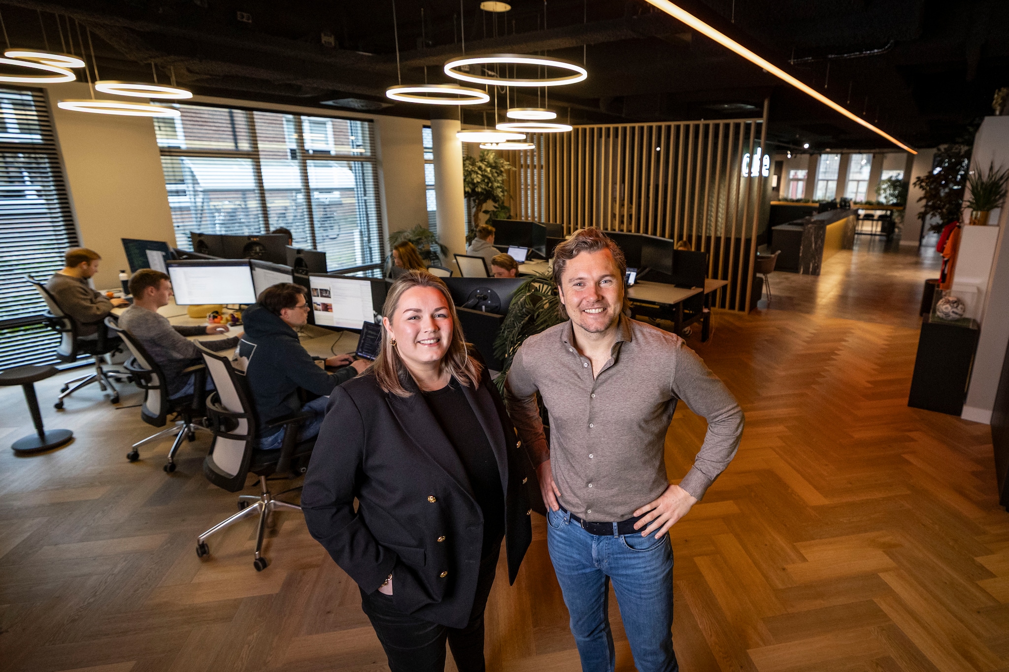 Rosan van Oers en Job Keupink van technologiebedrijf Cube in Oldenzaal. Het personeel mag twee keer per jaar een zogenoemde ‘mental health day’ opnemen. Rosan van Oers en Job Keupink van technologiebedrijf Cube in Oldenzaal. Het personeel mag twee keer per jaar een zogenoemde ‘mental health day’ opnemen.  Foto: Robin Hilberink