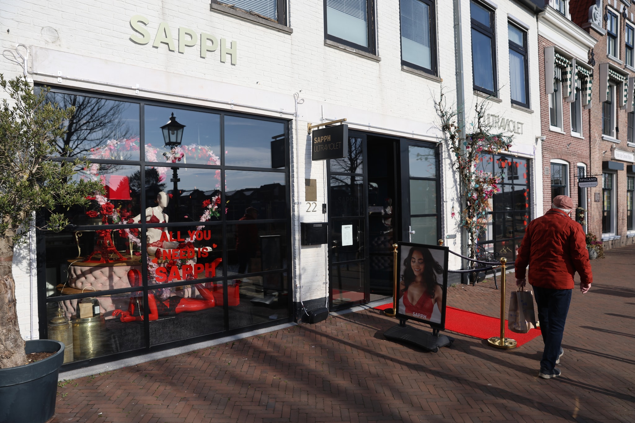 De nog steeds geopende brandstore van Sapph in hartje Maassluis. De nog steeds geopende brandstore van Sapph in hartje Maassluis. Foto: Dennis Wisse