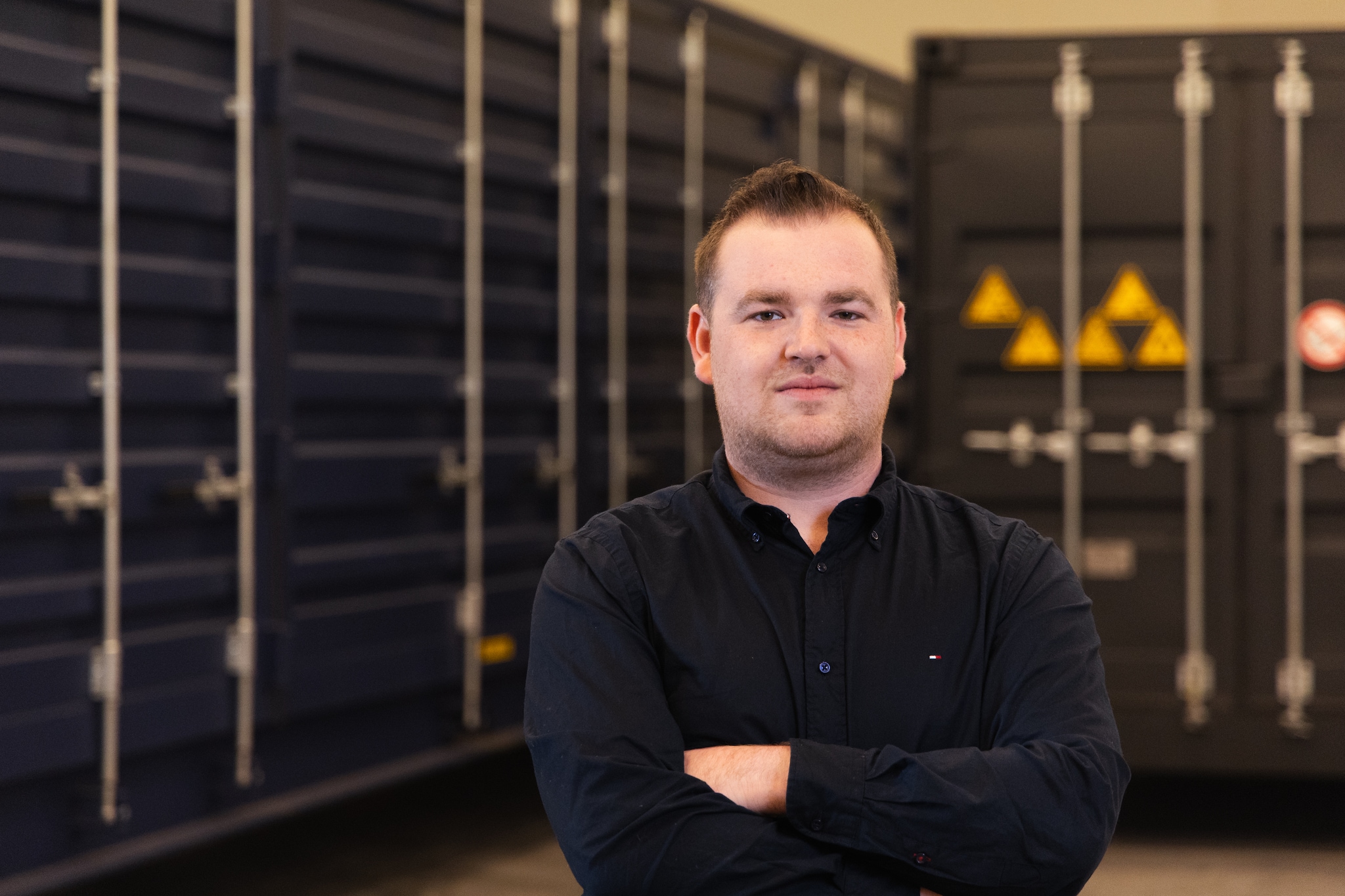 Bram van Beers bij zijn zeecontainers omgebouwd tot lithiumbatterijenopslag. Eigen foto. Eigen foto. Bram van Beers bij zijn zeecontainers omgebouwd tot lithiumbatterijenopslag