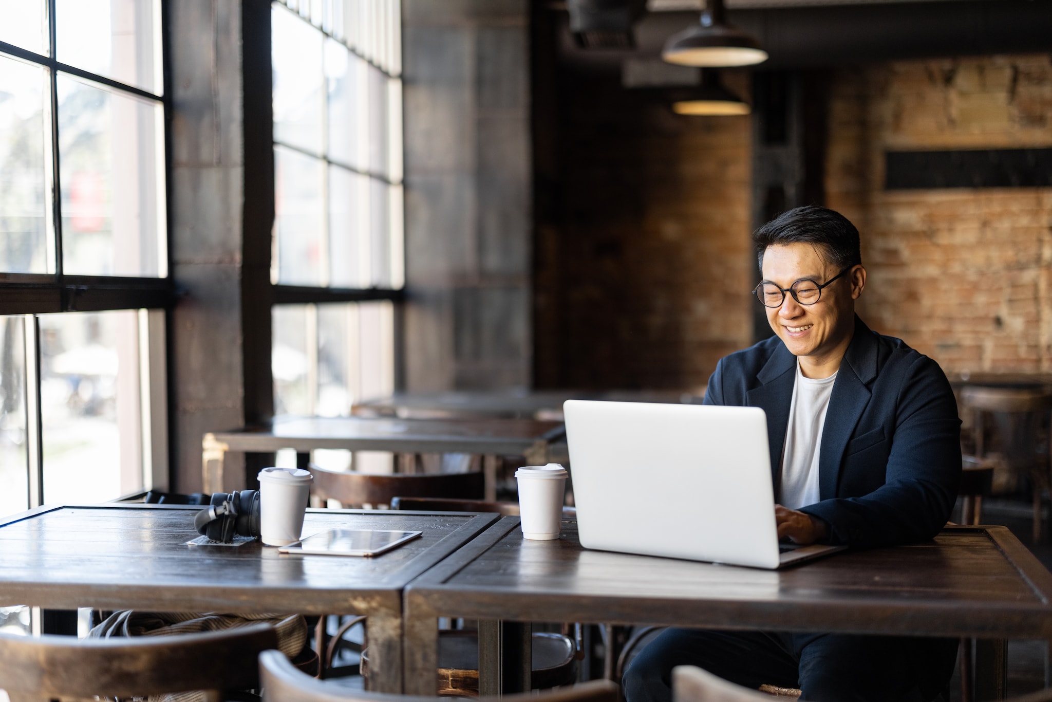 ,,Ondernemers maken dezelfde fout door in hun eentje in een hippe koffietent ‘aan hun bedrijf te werken’.” Foto: Shutterstock ,,Ondernemers maken dezelfde fout door in hun eentje in een hippe koffietent ‘aan hun bedrijf te werken’.” Foto: Shutterstock