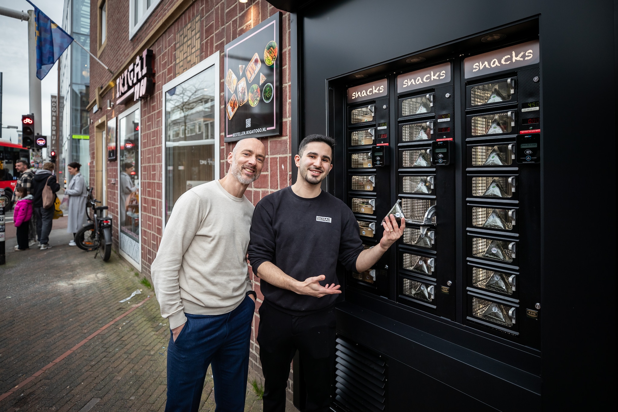 Bij Ikigai to go kunnen ook snacks uit de muur worden gehaald Bij Ikigai to go kunnen ook snacks uit de muur worden gehaald. Foto: Charlotte Verhagen/DCI Media