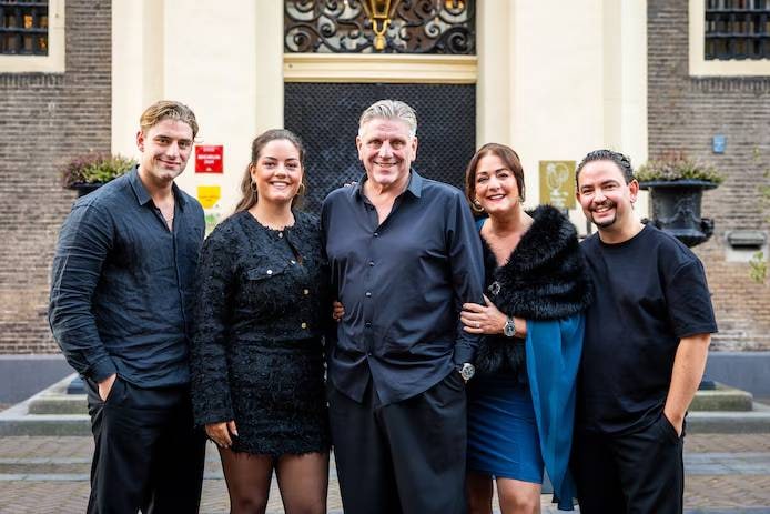 V.l.n.r.: Jimmie (24), Isabelle (21), Jonnie (60) en Thérèse Boer (53) met chef-kok Nelson Tanate (33) van De Librije, samen zitten ze in de nieuwe docureeks De Opvolging. Foto: Enzio Ardesch voor AD. V.l.n.r.: Jimmie (24), Isabelle (21), Jonnie (60) en Thérèse Boer (53) met chef-kok Nelson Tanate (33) van De Librije, samen zitten ze in de nieuwe docureeks De Opvolging. Foto: Enzio Ardesch voor AD.