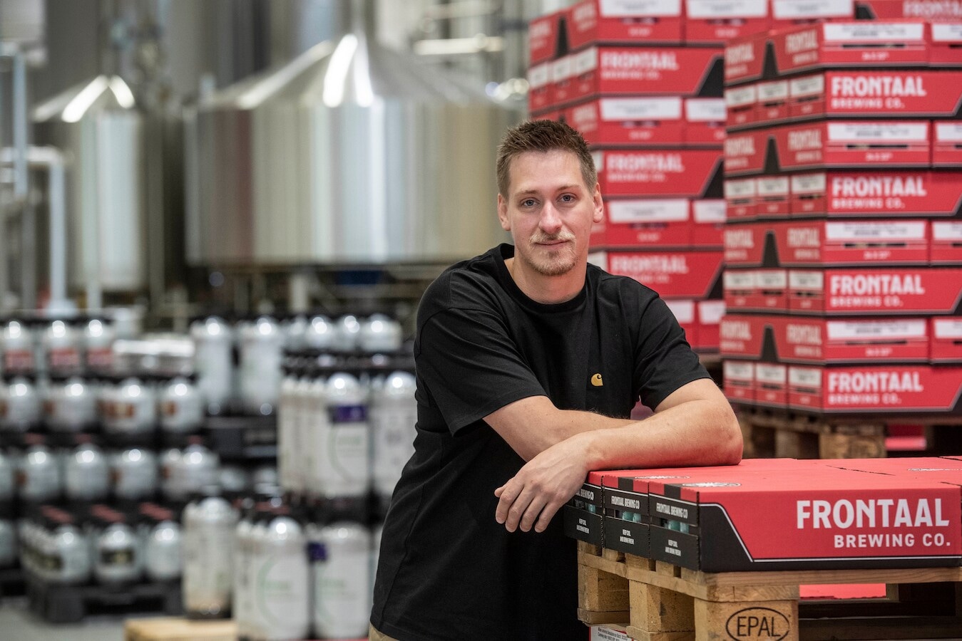 Roel Buckens, eigenaar brouwerij Frontaal, in zijn nieuwe hal. Foto: Ron Magielse/Pix4Profs Roel Buckens, eigenaar brouwerij Frontaal, in zijn nieuwe hal. Foto: Ron Magielse/Pix4Profs