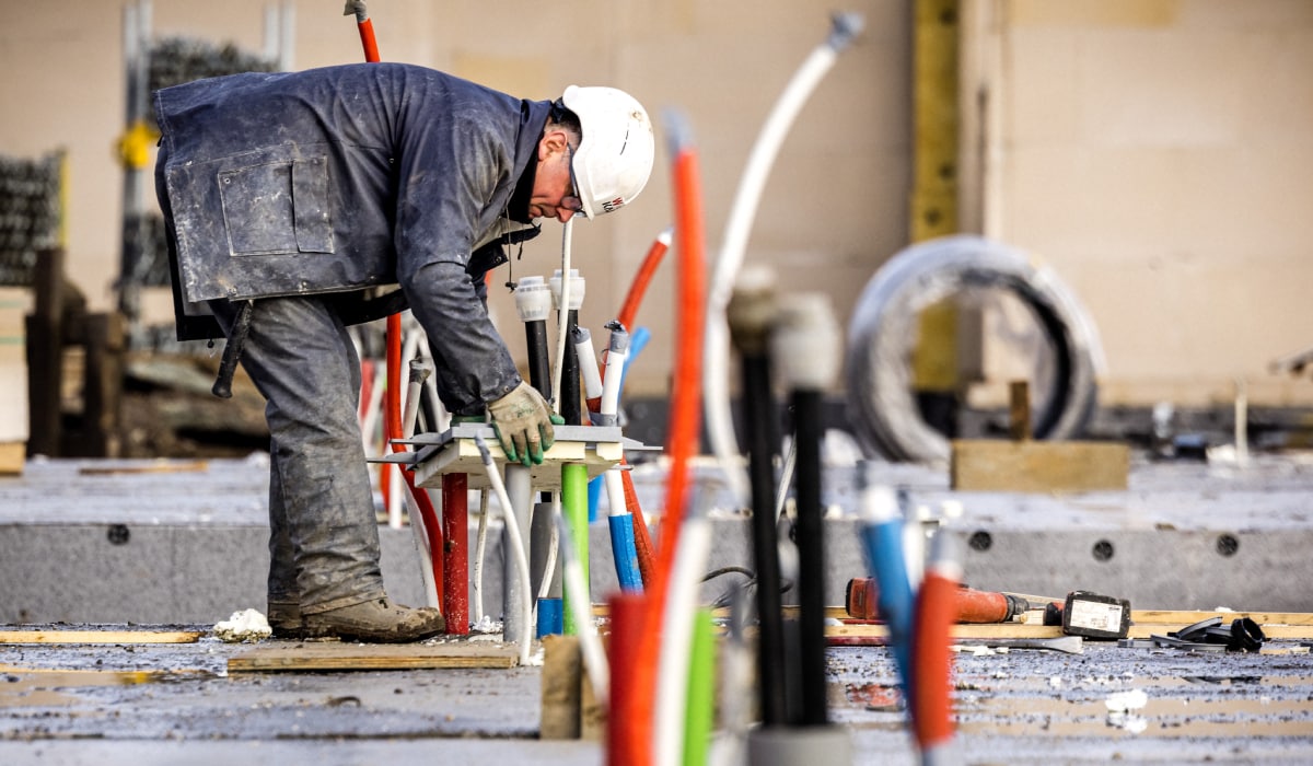 Een bouwvakker aan het werk Het totale aantal zzp'ers bleef stabiel, maar in de bouw was er een daling Foto: ANP