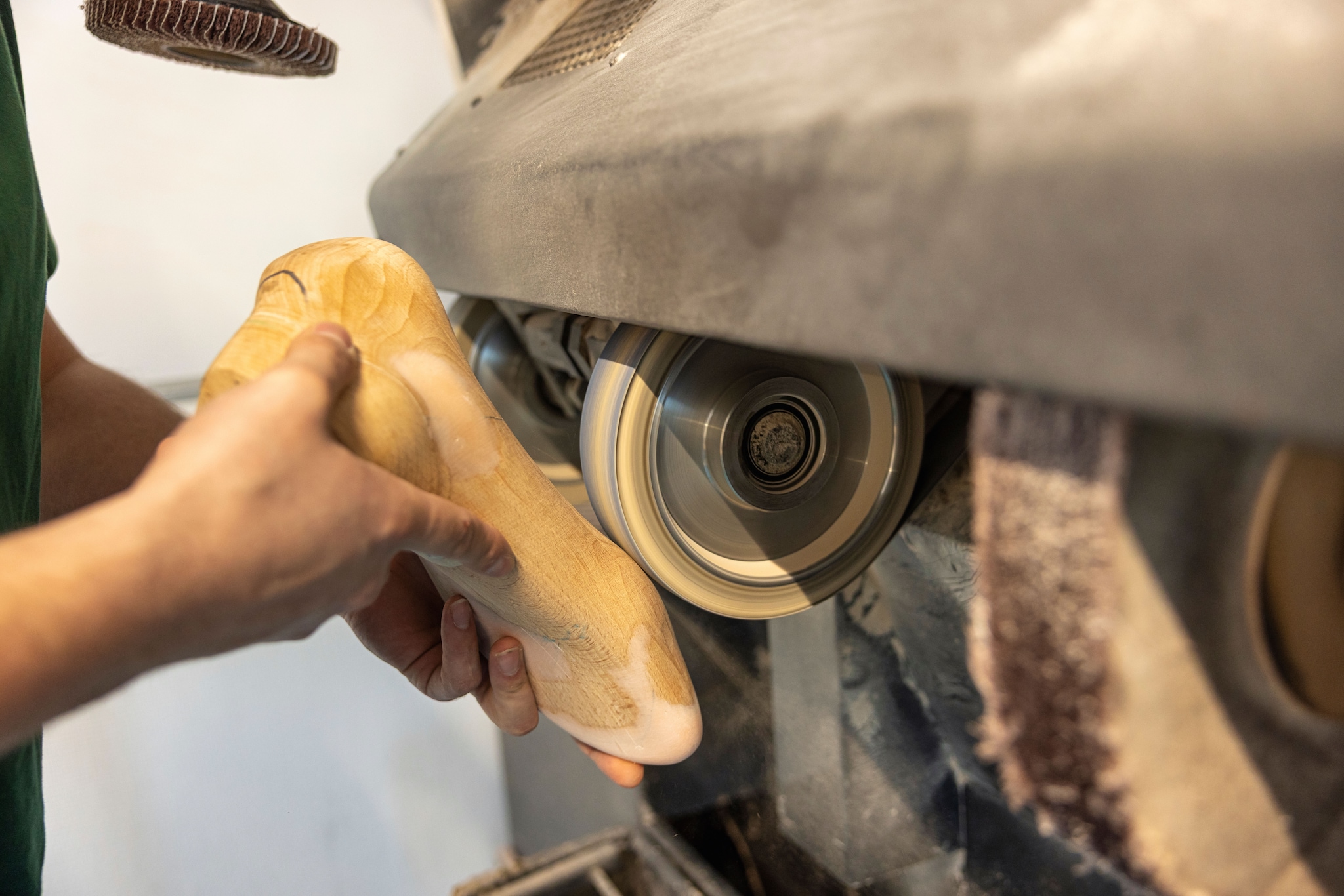 De mallen voor de wielerschoen worden met de hand gemaakt in Almere. Foto: Maarten Feenstra.