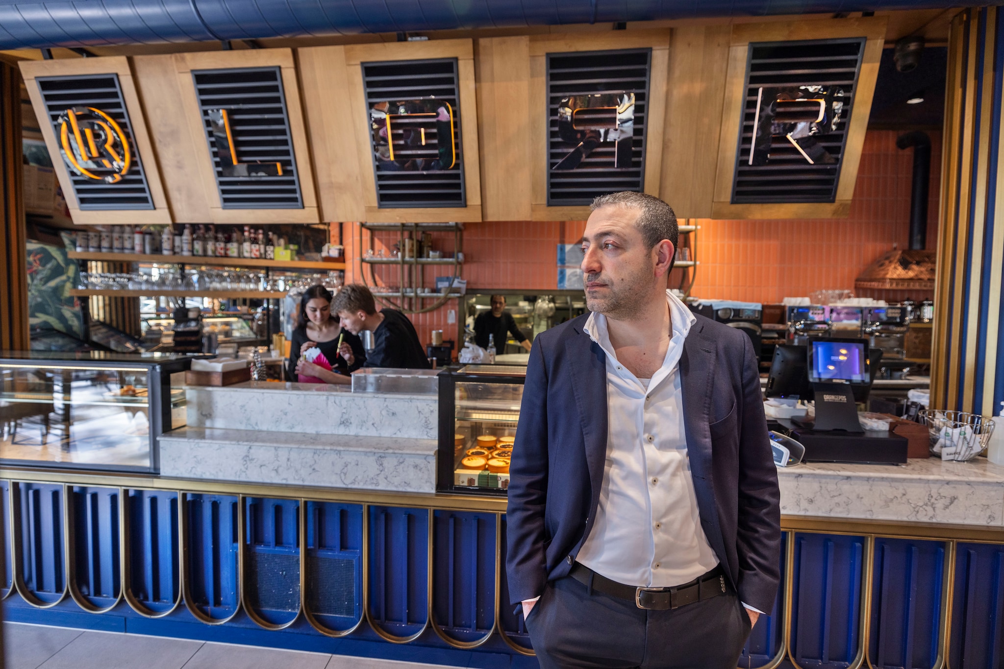 Ayhan Dogan van restaurant Lorr. ,,Er kwam iemand van de gemeente en die zei: of je sluit nu vrijwillig of we hangen overal posters op met de mededeling dat deze zaak dicht moest vanwege een ernstig geweldsmisdrijf.’’ Ayhan Dogan van restaurant Lorr. ,,Er kwam iemand van de gemeente en die zei: of je sluit nu vrijwillig of we hangen overal posters op met de mededeling dat deze zaak dicht moest vanwege een ernstig geweldsmisdrijf.’’ Foto: Frank Jansen