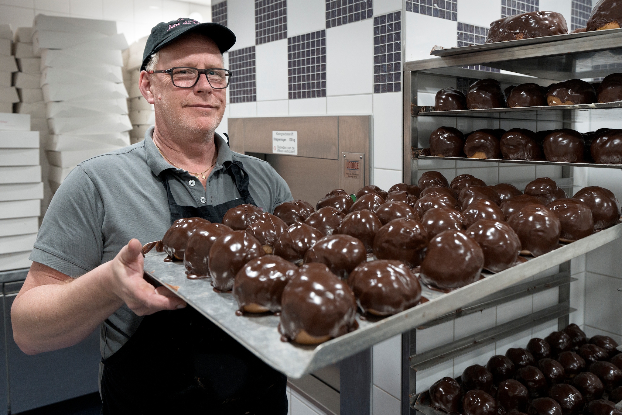 Het vullen van de Bossche Bollen gaat bij banketbakker Jan de Groot nog met de hand: 7.000 stuks per dag. Foto: Marc Bolsius Het vullen van de Bossche Bollen gaat bij banketbakker Jan de Groot nog met de hand: 7.000 stuks per dag. Foto: Marc Bolsius