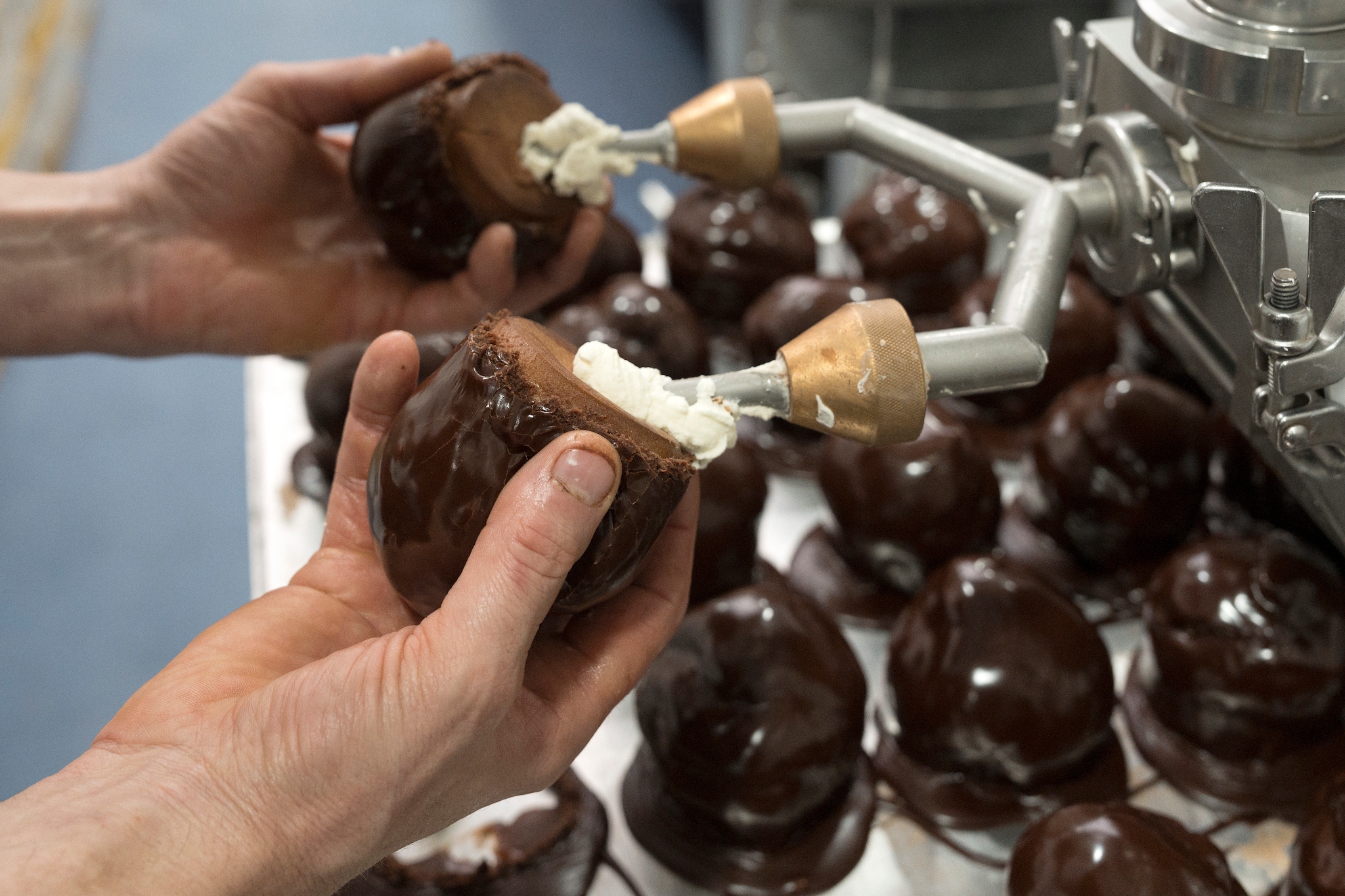 Het vullen van de Bossche bol. Marc Bolsius