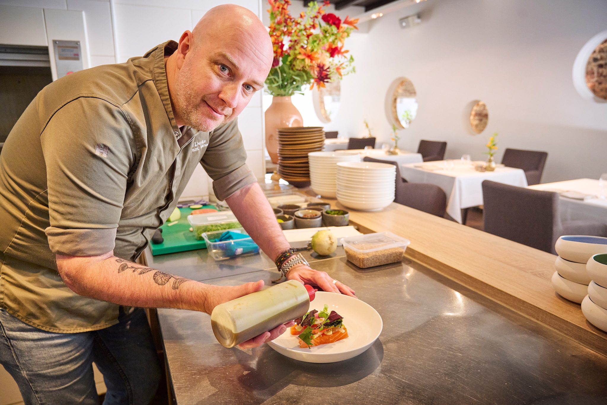 Hans Derks,  chef-kok en eigenaar van het sterrenrestaurant Versaen in Ravenstein, bereidt een gerecht. Hans Derks, chef-kok en eigenaar van het sterrenrestaurant Versaen in Ravenstein, bereidt een gerecht. Foto: Jeroen Appels/Van Assendelft