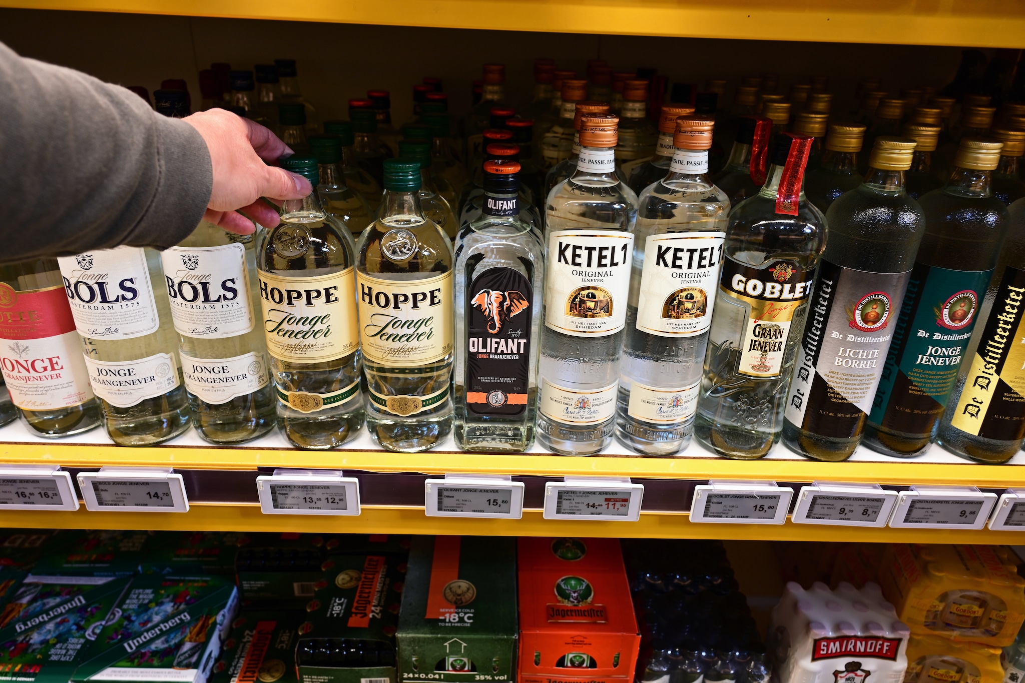 Jenevers in het schap van een groothandel. Foto ANP/ Rene van den Berg Trump dreigt met heffing van 200 procent op alcohol uit Europa: wat gaan wij daarvan merken? Foto: ANP/Rene van den Berg