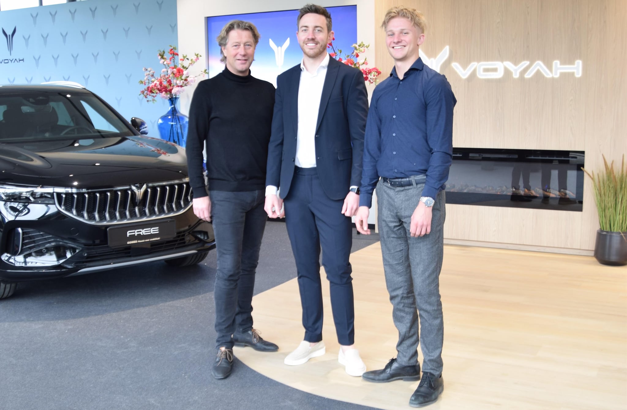 Van links naar rechts: Peter Gomes (54) algemeen directeur, CEO Kjeld Riegen (36) en Boy Gomes (23), productmanager. Foto: Voyah