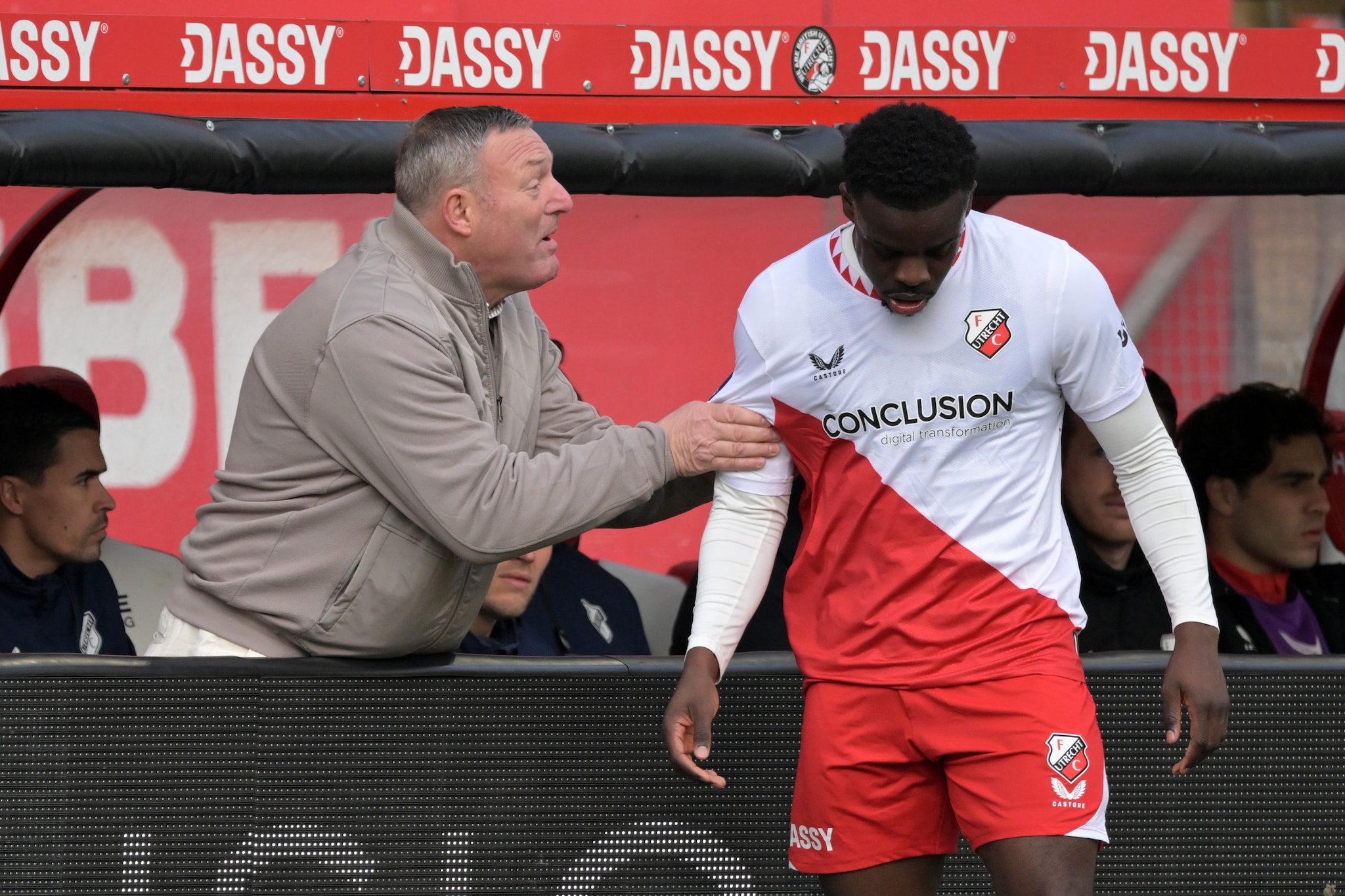 2025-03-15 17:15:07 UTRECHT - (l-r) FC Utrecht coach Ron Jans, Noah Ohio of FC Utrecht tijdens de Nederlandse Eredivisie wedstrijd tussen FC Utrecht en NEC in stadion Galgenwaard op 15 maart 2025 in Utrecht, Nederland. ANP GERRIT VAN KEULEN WISSEL! Ron Jans met - toen - wisselspeler Noah Ohio, tijdens FC Utrecht-NEC. Foto: ANP