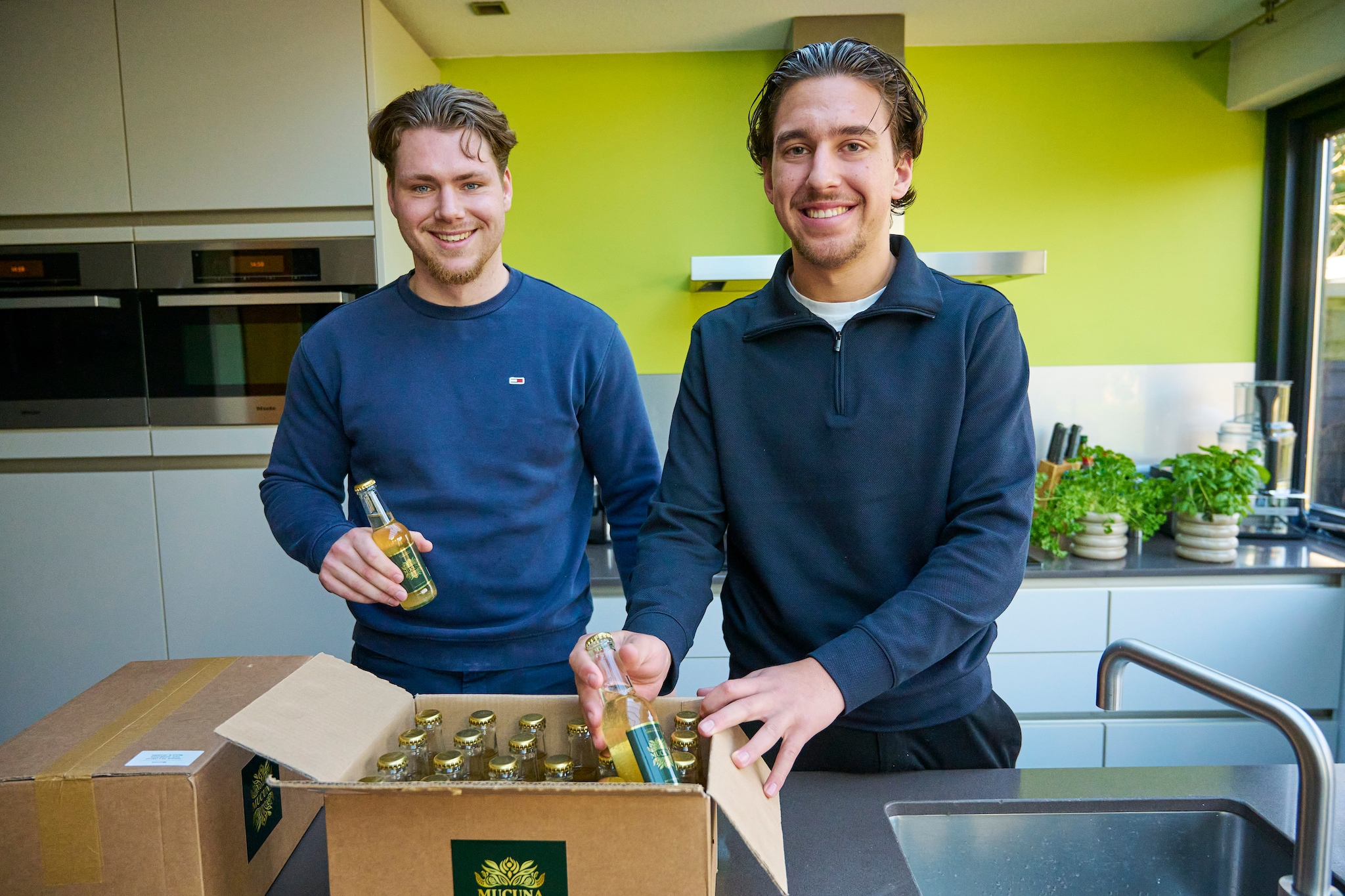 De Udense ondernemers Wouter Jans (20) en Muamer Musić (19) met hun nieuwe, 100 procent natuurlijke frisdrankje: Mucuna. Wouter Jans (20) en Muamer Musić (19) met hun nieuwe, 100 procent natuurlijke frisdrankje: Mucuna. Foto: Van Assendelft Fotografie