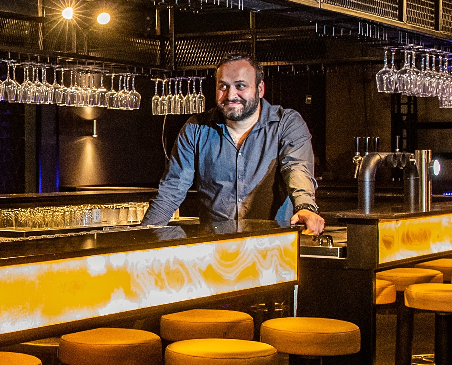 Ayhan Sahin in zijn inmiddels failliete Club Chicago. Foto: Ronald Hissink. Ayhan Sahin in zijn inmiddels failliete Club Chicago. Foto: Ronald Hissink.