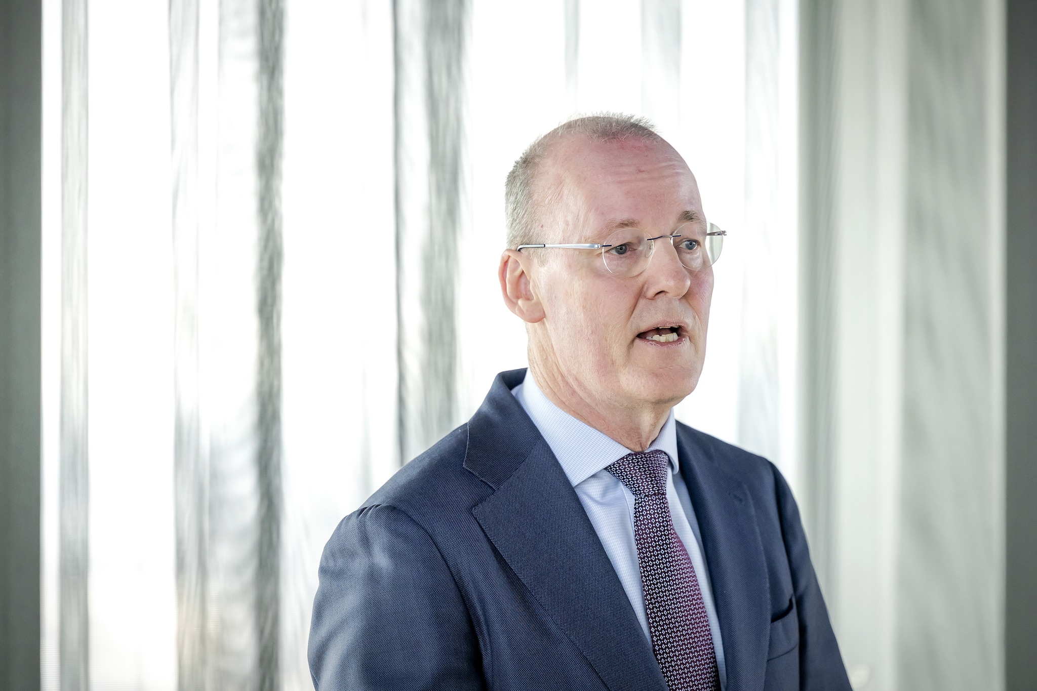 2025-03-20 10:10:23 AMSTERDAM - President Klaas Knot van de Nederlandsche Bank (DNB) tijdens de presentatie van het jaarverslag. Knot ging ook in op de stand van de economie in bredere zin. ANP ROBIN VAN LONKHUIJSEN President Klaas Knot van de Nederlandsche Bank (DNB) tijdens de presentatie van het jaarverslag Foto: ANP