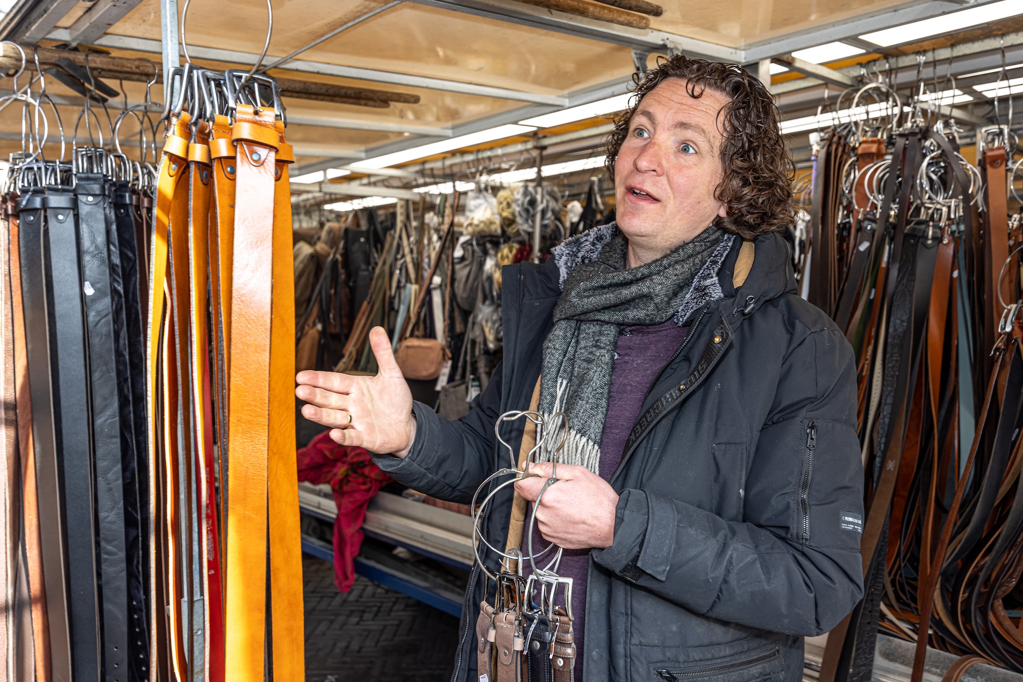 Wouter Westrik van Lederwaren &amp; Bijouterieën Westrik legt uit hoe hij denkt over de regels. Wouter Westrik van Lederwaren &amp; Bijouterieën Westrik legt uit hoe hij denkt over de regels. Foto: Frans Paalman