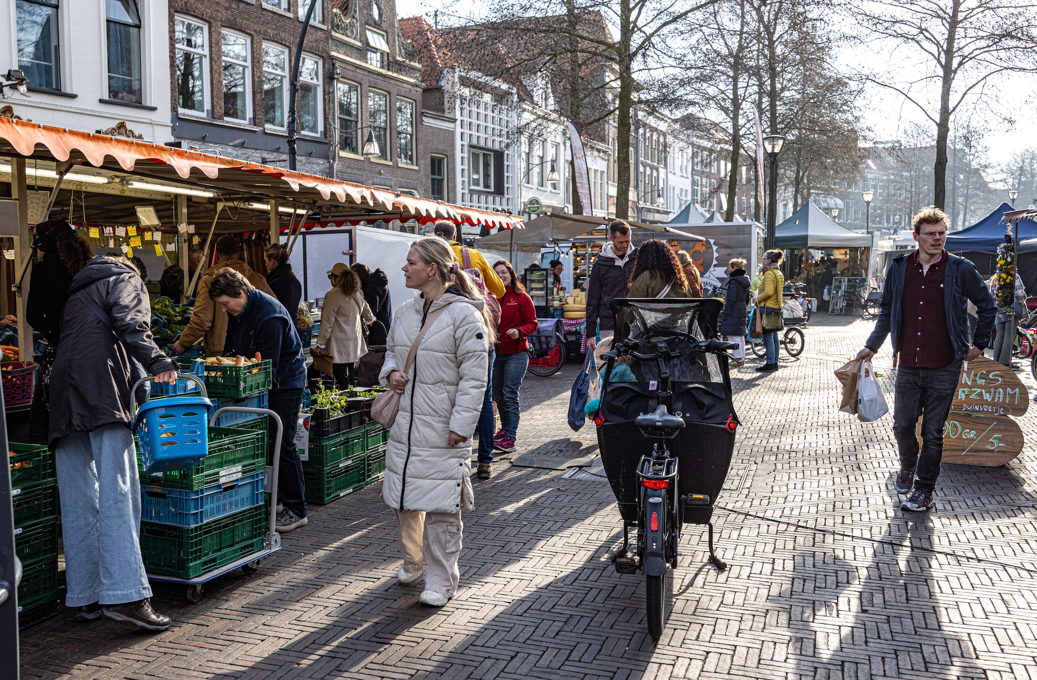 De Zwolse markt op vrijdagochtend. De Zwolse markt op vrijdagochtend. Foto: Frans Paalman