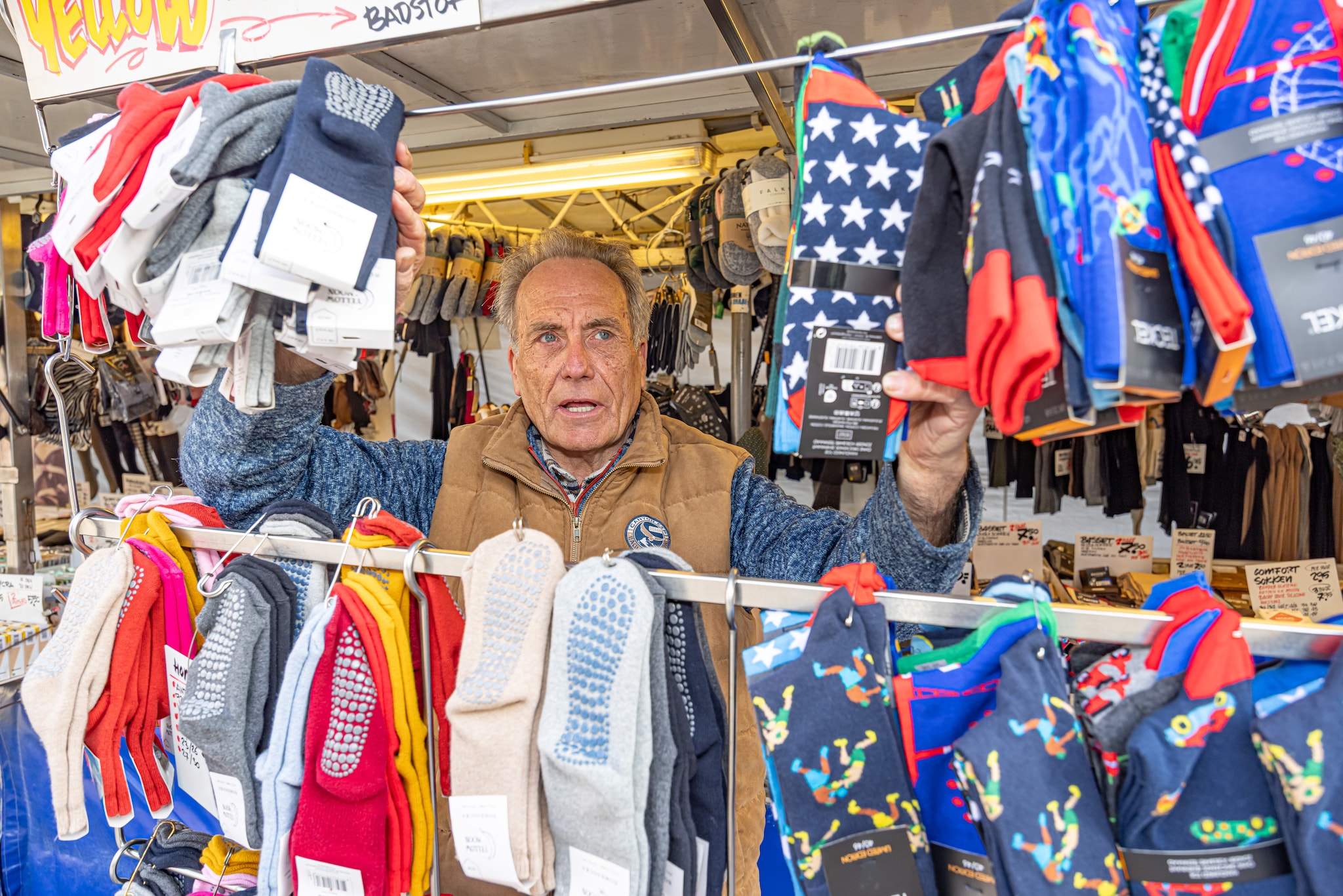 Sokkenverkoper Jaap Buter is zwaar geïrriteerd door de nieuwe regels. Sokkenverkoper Jaap Buter is zwaar geïrriteerd door de nieuwe regels. Foto: Frans Paalman