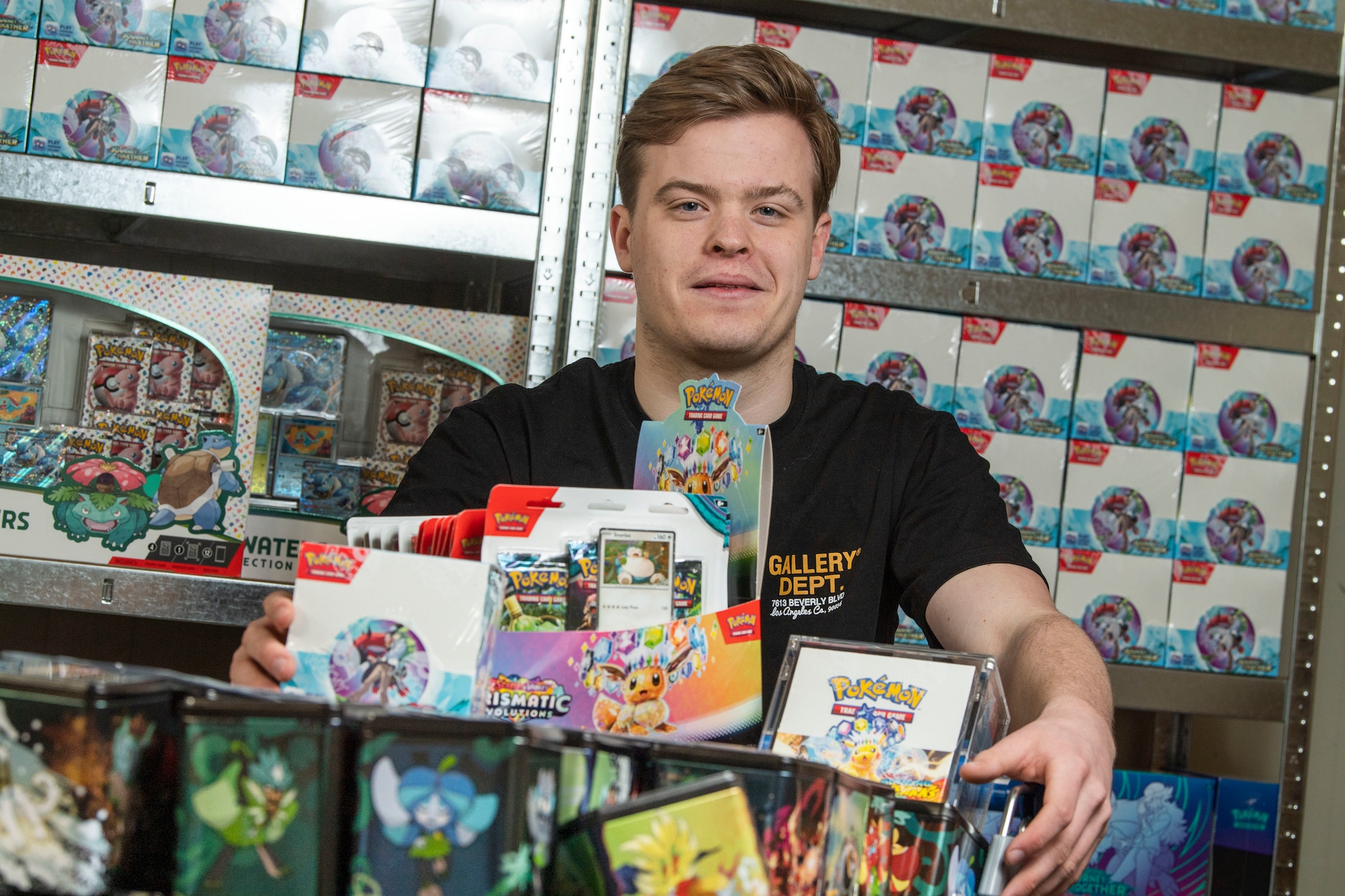 Raphael Wajer leeft van de handel in Pokémon-kaarten. „Mensen verwachten dat er tientjes mee te verdienen zijn, maar ik heb er een auto van gekocht en ben nu op zoek naar een koopwoning.” Raphael Wajer leeft van de handel in Pokémon-kaarten. „Mensen verwachten dat er tientjes mee te verdienen zijn, maar ik heb er een auto van gekocht en ben nu op zoek naar een koopwoning.” Foto: Frans Nikkels
