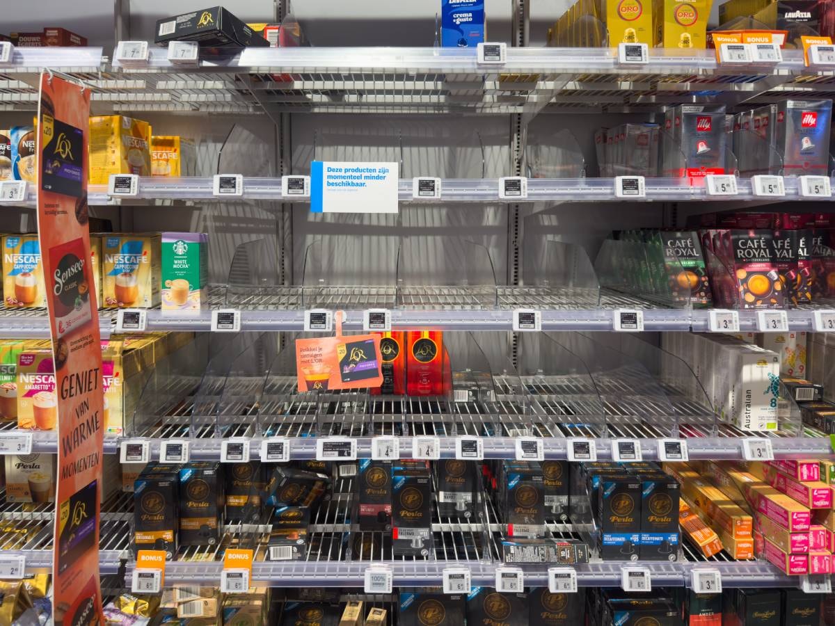 Lege supermarktschappen zonder Douwe Egberts en Pickwick. Foto: Shutterstock, Robert Coolen Lege supermarktschappen zonder Douwe Egberts en Pickwick. Foto: Shutterstock, Robert Coolen