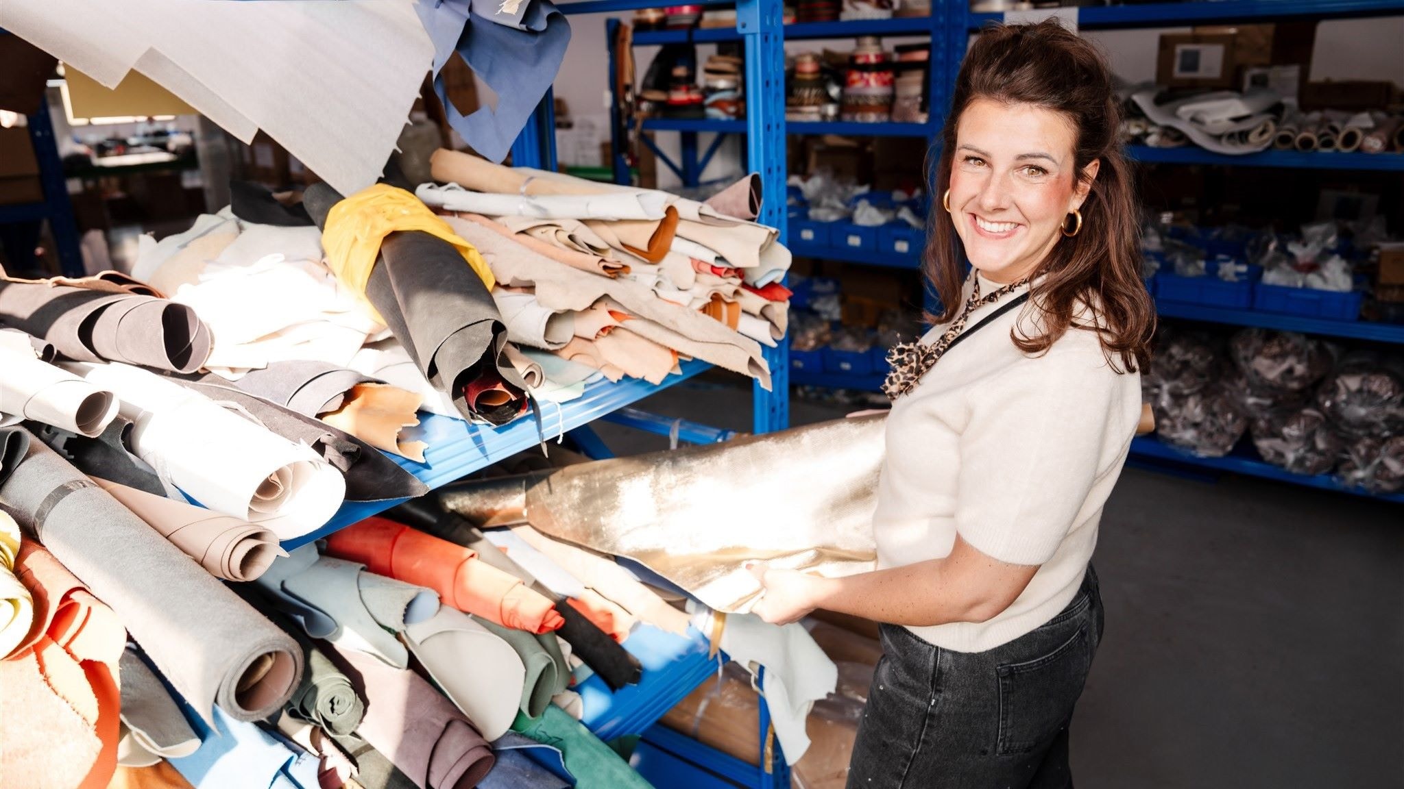 Anne de Korte met de materialen voor de telefoonhoesjes. Anne de Korte met de materialen voor de telefoonhoesjes. Foto: Dutchies