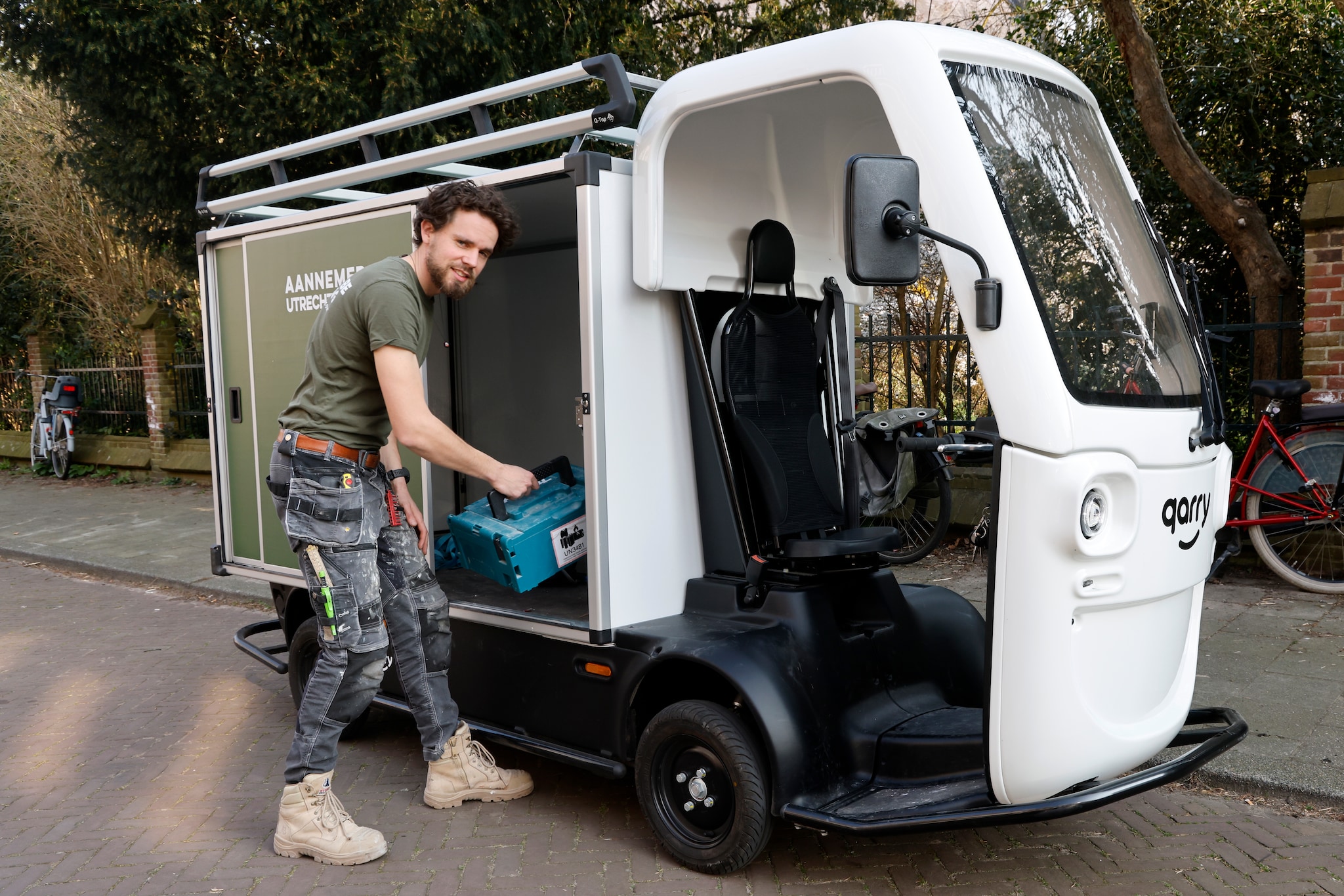 Met de wendbaarheid van een bakfiets en een topsnelheid van 45 kilometer per uur tuft het elektrische bedrijfswagentje van aannemer Albert-Jan Boontje door de stad. Albert-Jan Boontje rijdt in de Qarry: een elektrisch bedrijfswagentje. Foto: Ruud Voest