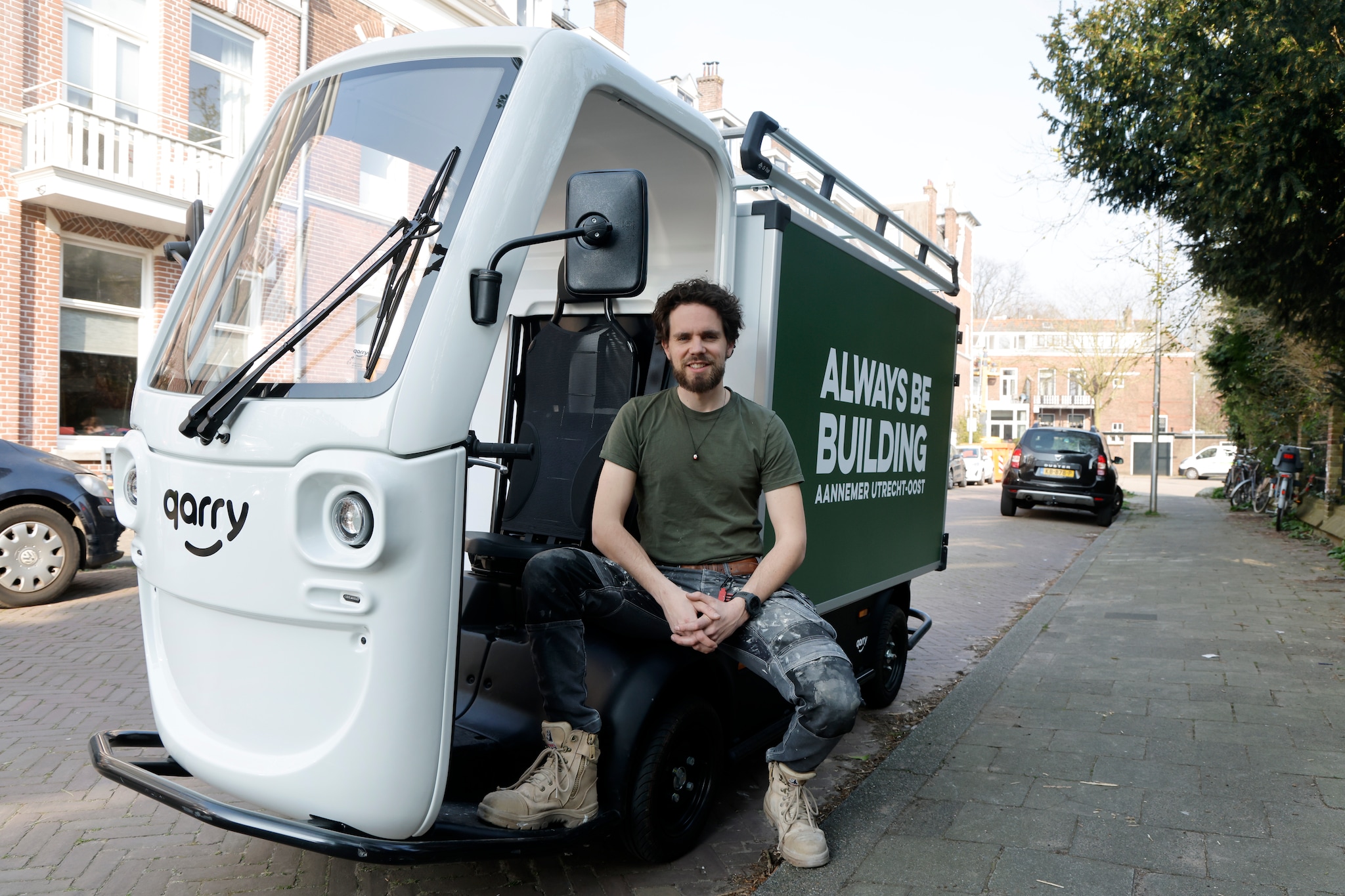 Aannemer Albert-Jan Boontje rijdt voor zijn klussen met een elektrische Qarry. Aannemer Albert-Jan Boontje rijdt voor zijn klussen met een elektrische Qarry. Foto Ruud Voest