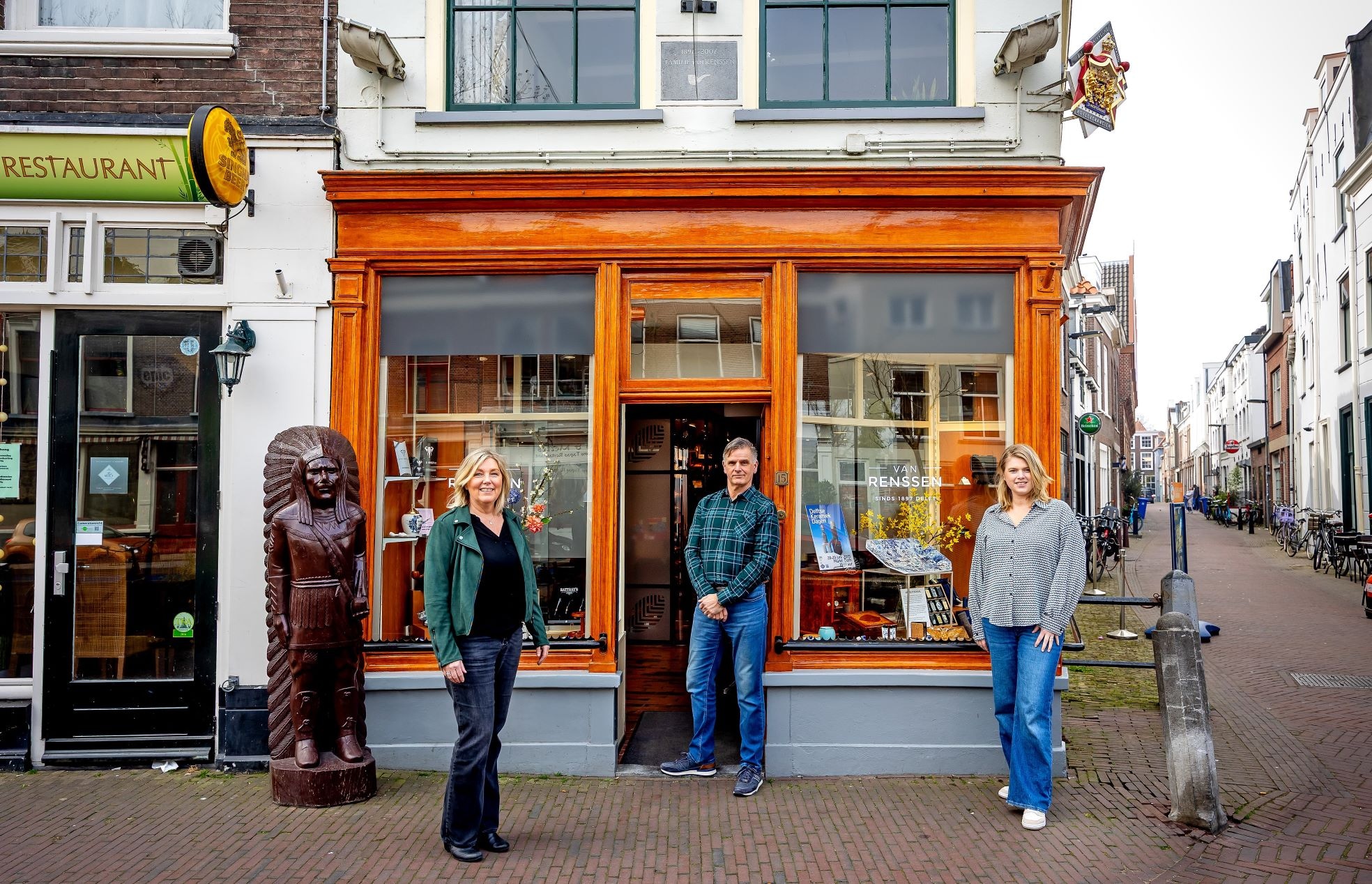 Van links naar rechts: Marjolein, Cas en Laura voor hun winkel in het oude Delft. Van links naar rechts: Marjolein, Cas en Laura voor hun winkel in het oude Delft. Foto: Bart Hoogveld