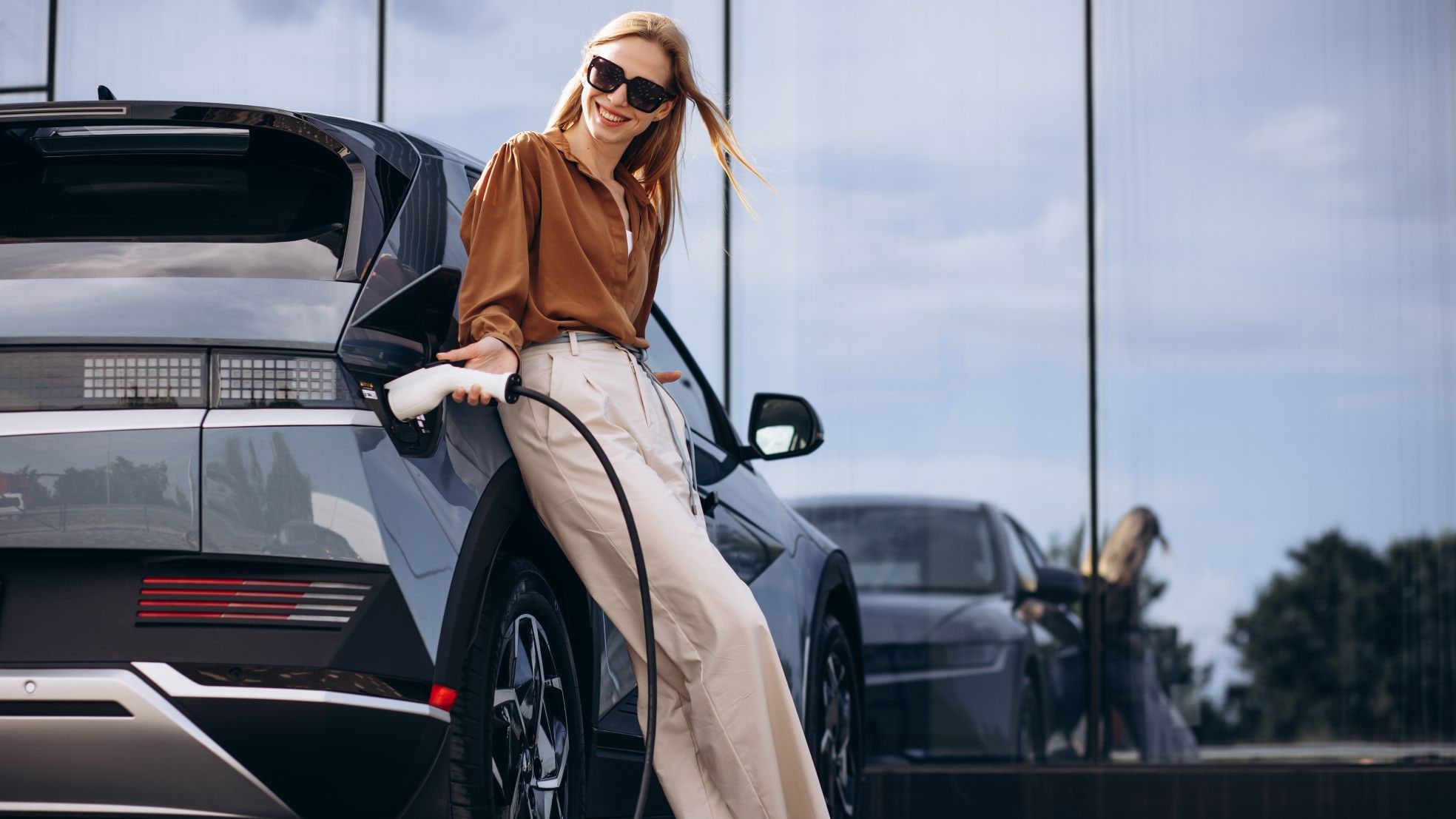 Je hybride auto opladen. Shutterstock