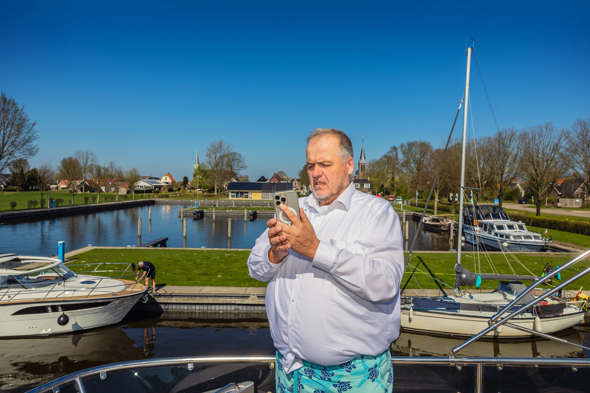 Een restpartij vaart binnen, op zijn telefoon.. Een restpartij vaart binnen, op zijn telefoon... Foto: Niels de Vries