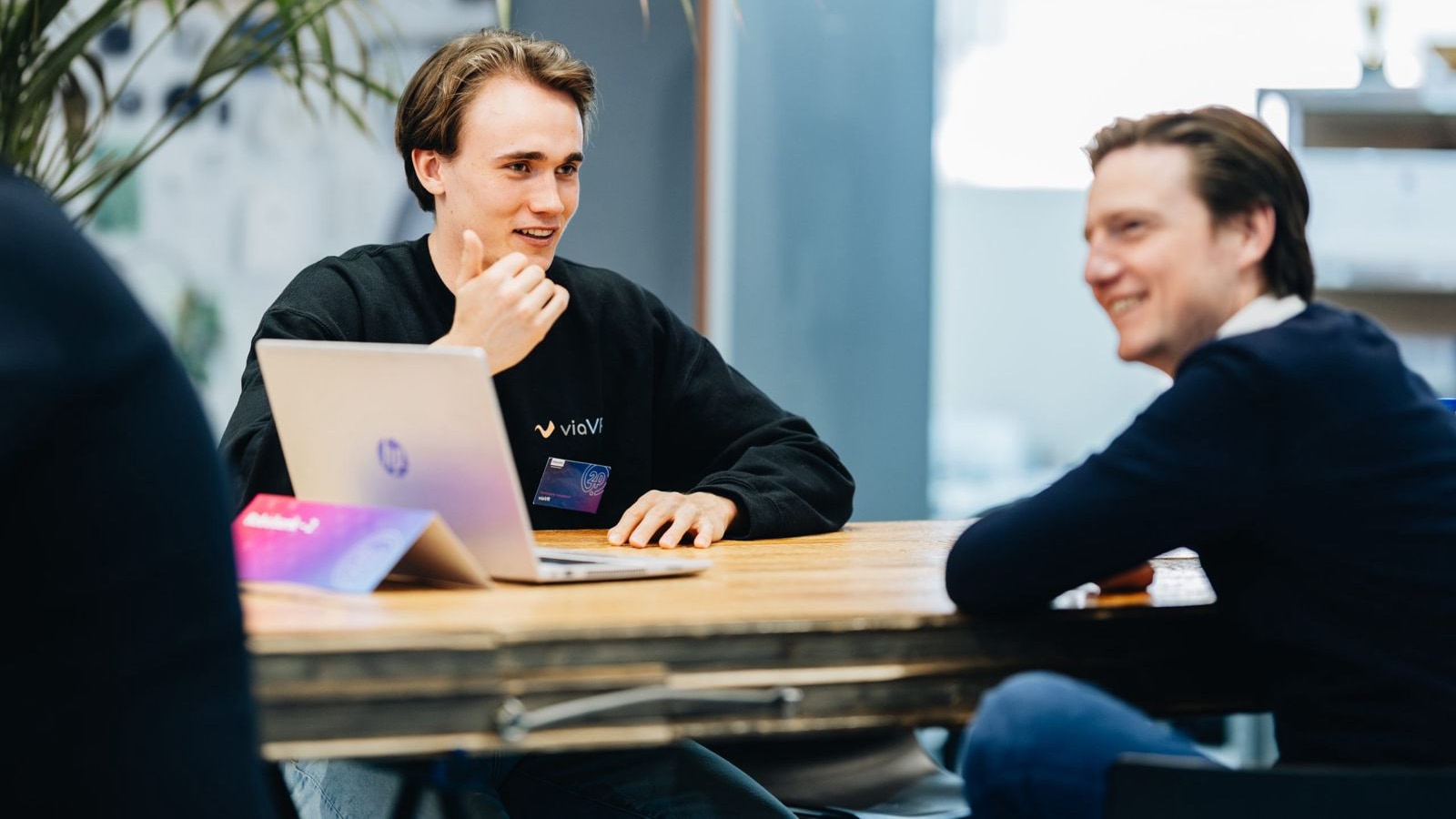 Mark Ketting (ViaVR) in gesprek met Sander Peltenburg (rechts). Mark Ketting (ViaVR) in gesprek met Sander Peltenburg (rechts). Foto: PHIA