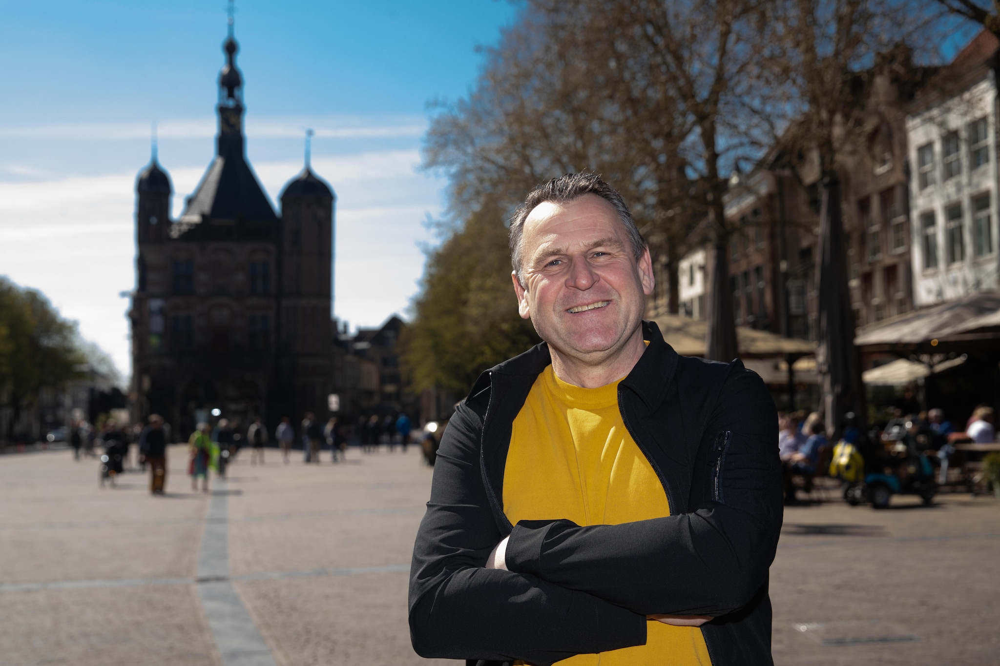 Cees Meekers op de Brink, hét horecaplein van Deventer. Cees Meekers op de Brink, hét horecaplein van Deventer. Foto: Ronald Hissink