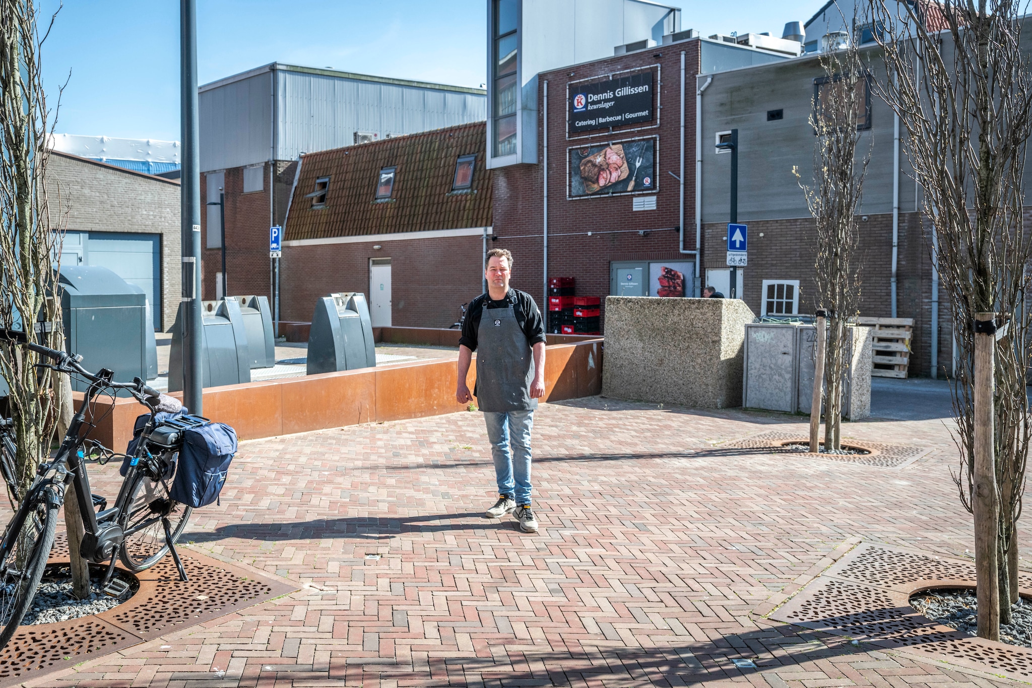 Dennis Gillissen op de plek achter zijn slagerij waar altijd zijn bedrijfsbus stond. Daar is nu een parkeerverbod. Dennis Gillissen op de plek achter zijn slagerij waar altijd zijn bedrijfsbus stond. Daar is nu een parkeerverbod. Foto: Boaz Timmermans