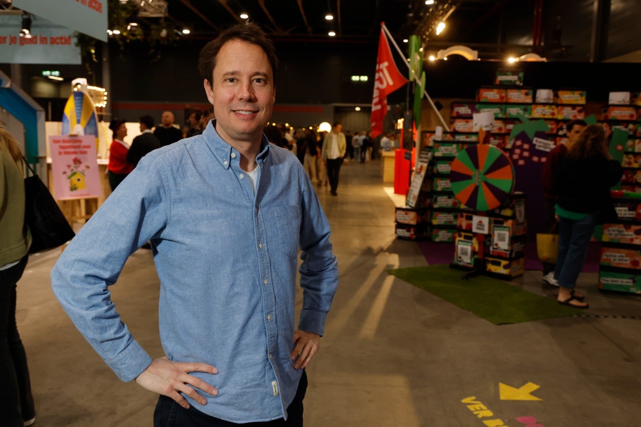 Don Ritzen, tech-investeerder en founder van Shift, gaat het Achtste Wereldwonder bouwen. Een Duurzaam Wereldwonder. In Nederland. Don Ritzen, sociaal ondernemer/tech-investeerder en founder van Shift, hier op de Impact Fair. Foto: Ruud Voest.