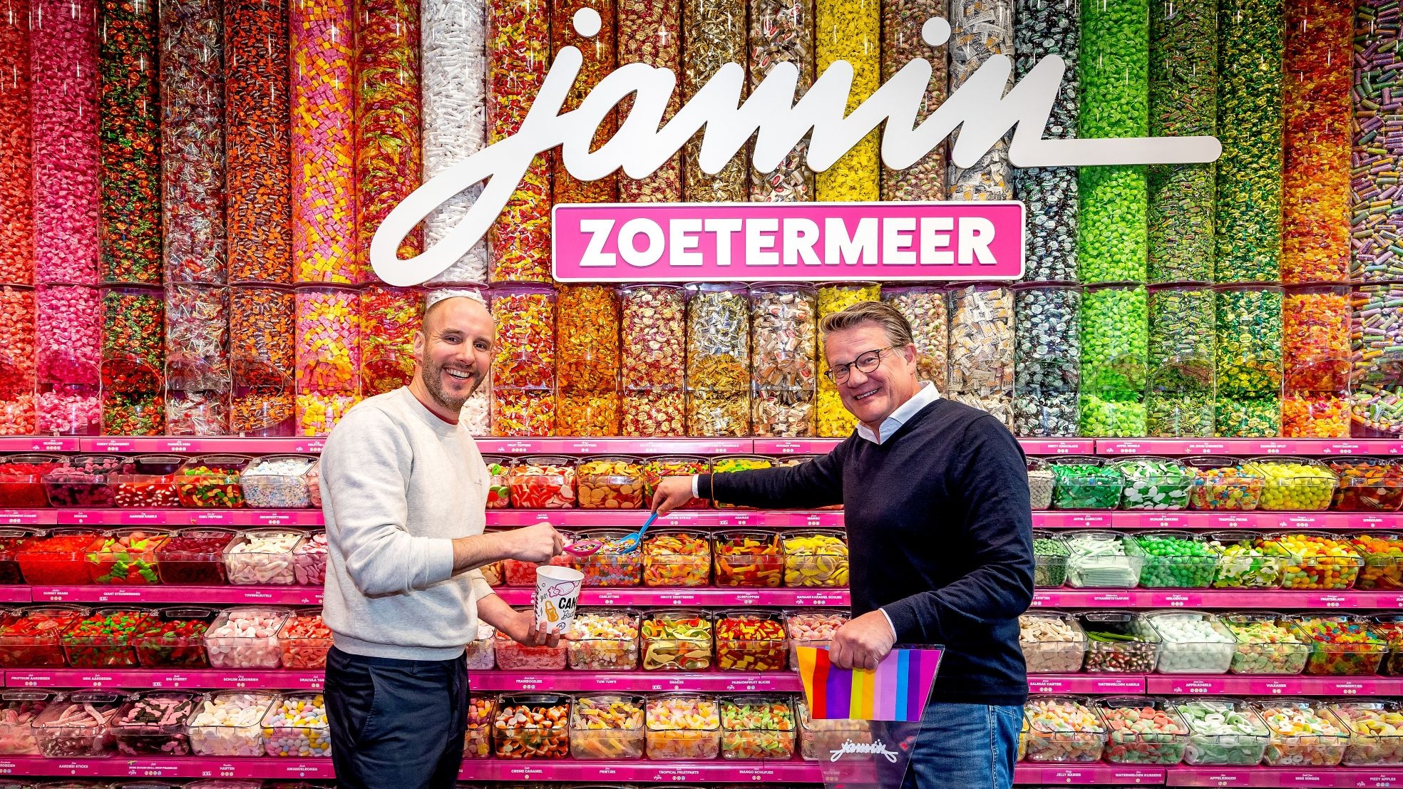 Toon van Dijk (links) en Maarten Steinkamp bij hun snoepjuwelen in Zoetermeer. Toon van Dijk (links) en Maarten Steinkamp bij hun snoepjuwelen in Zoetermeer. Foto: Bart Hoogveld