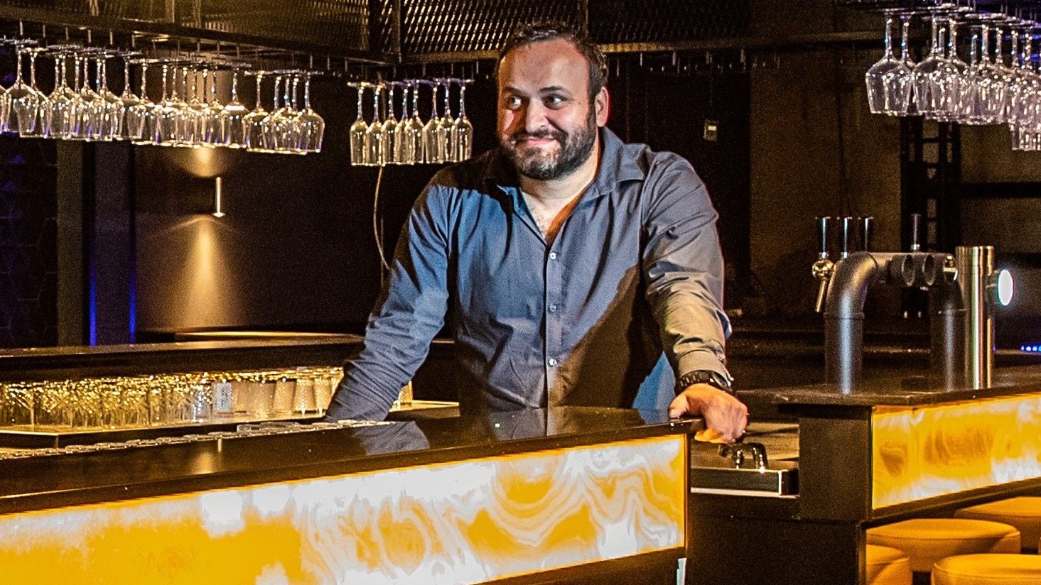 Ayhan Sahin in Club Chicago. Foto: Ronald Hissink Ayhan Sahin in Club Chicago. Foto: Ronald Hissink