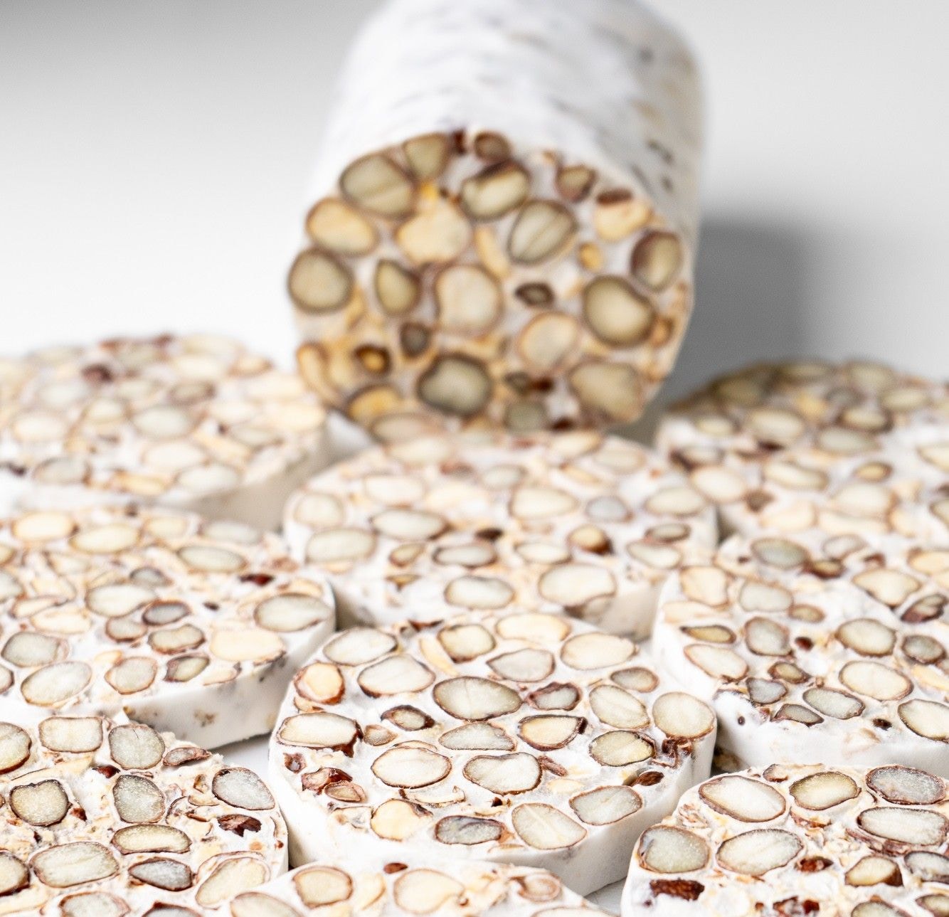 Verse tempeh van grauwe erwt. Verse tempeh van grauwe erwt. Foto: Boonzaak