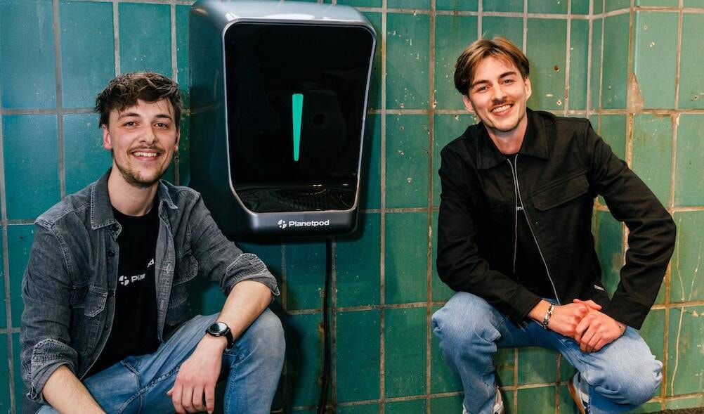 Roel (links) en Maurice van der Ende, de oprichters van Planetpod bij hun slimme thuisbatterij. Foto: Planetpod Roel (links) en Maurice van der Ende, de oprichters van Planetpod bij hun slimme thuisbatterij. Foto: Planetpod
